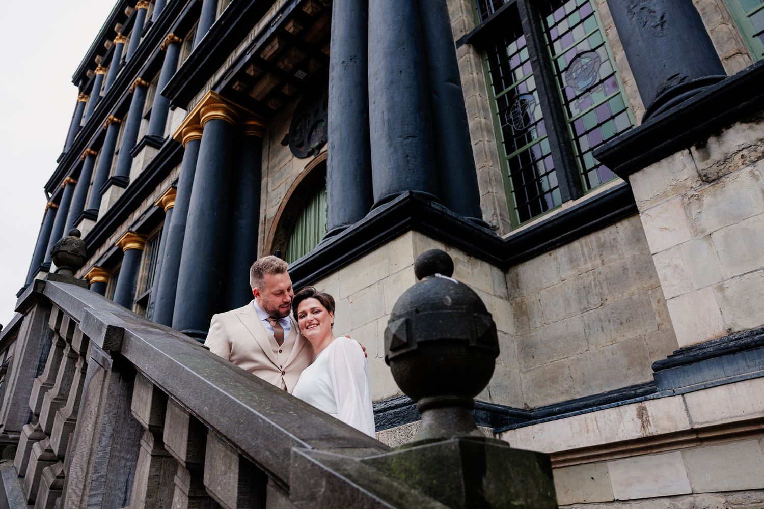 Pas getrouwd koppel staat voor het stadhuis van Gent.
