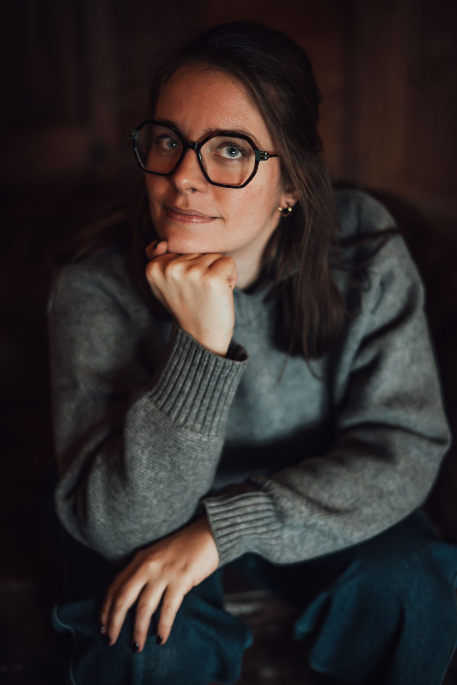 Moody portrait series in dark tones featuring cozy sweater and glasses. 
Donker zelfportret met cozy sweater en bril.