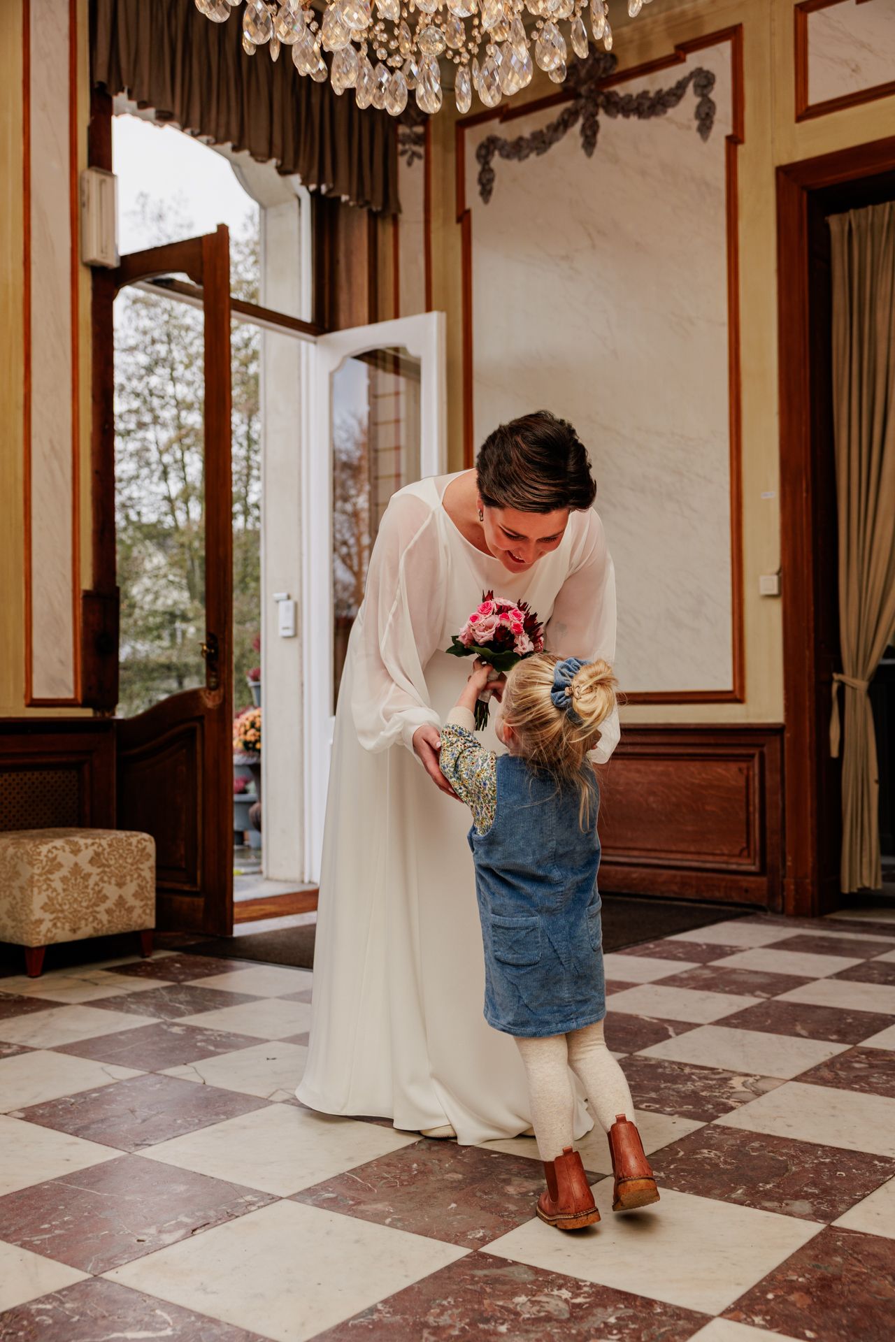 Mama en dochter net voor het wettelijk huwelijk in de stadshal.