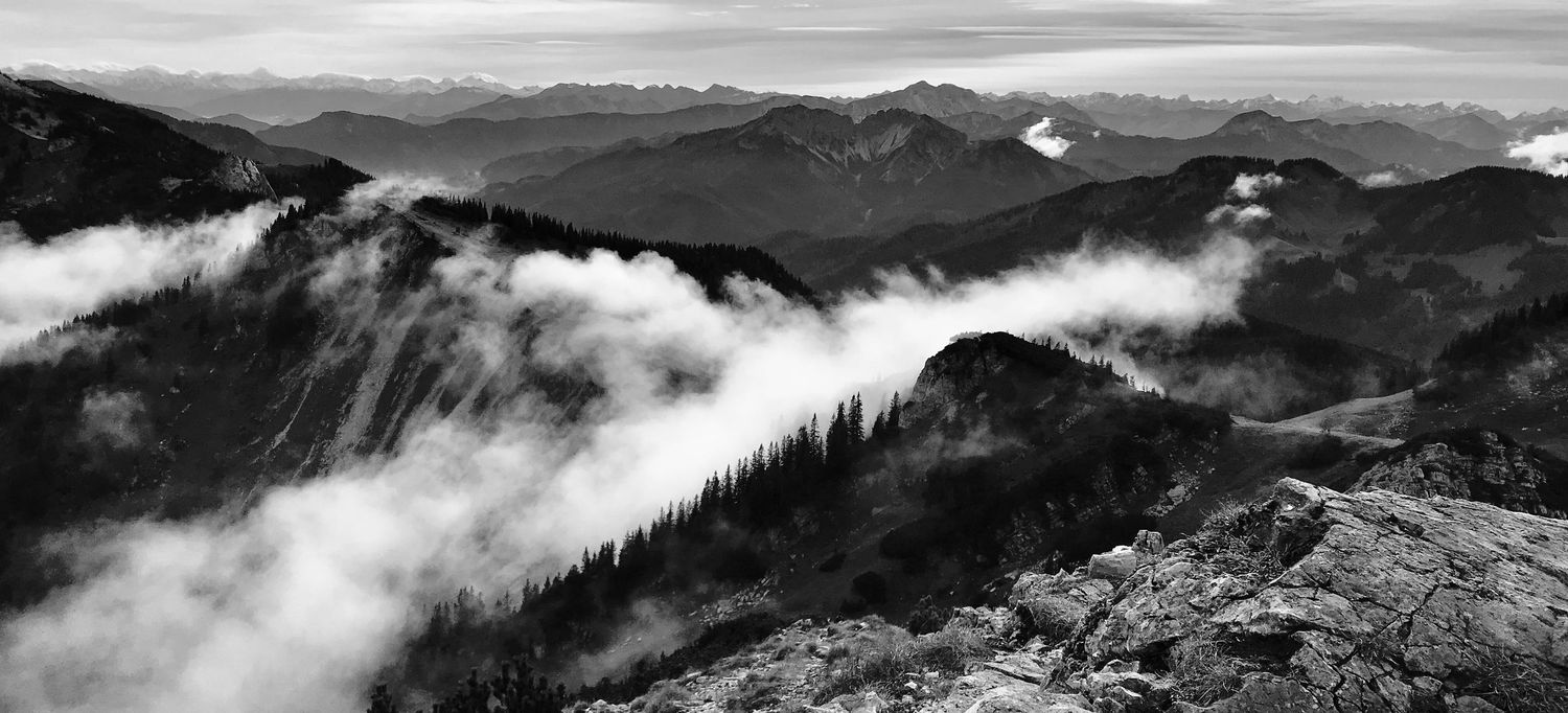 Bild (Berggipfel und Wolken)  auf Website Annika Schwab - Systemische Beratung, Mediation und Supervision, Frankfurt.