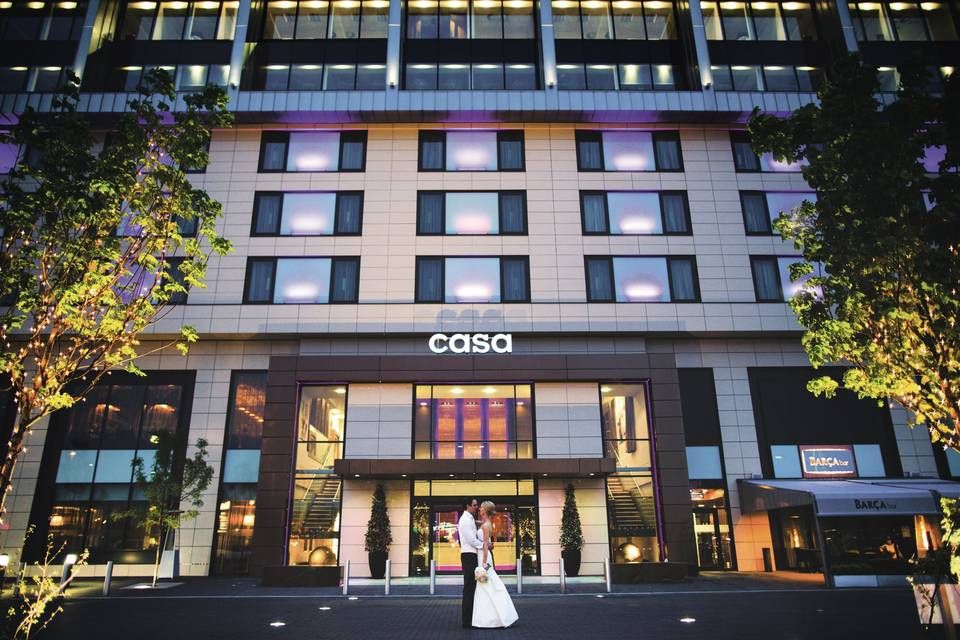 Casa Hotel Chesterfield with a bride and groom outside it taken by a chesterfield wedding photographer 21 Photography