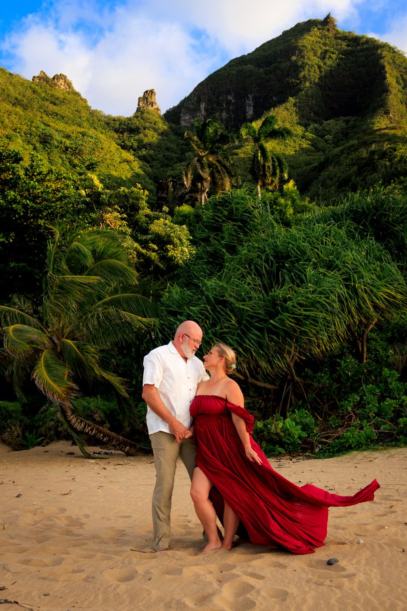 Romantic sunset couples photography in Hanalei, Kauaʻi