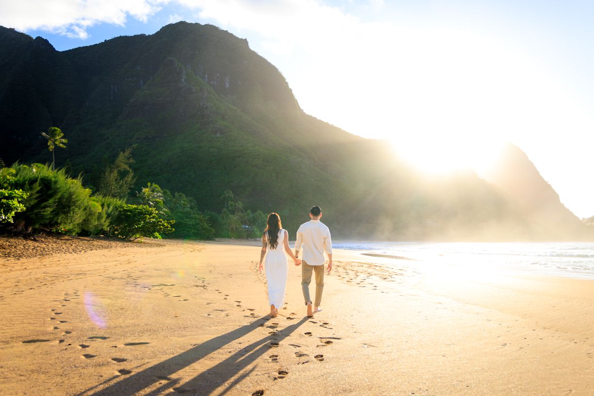 Romantic sunset couples photography in Hanalei, Kauaʻi