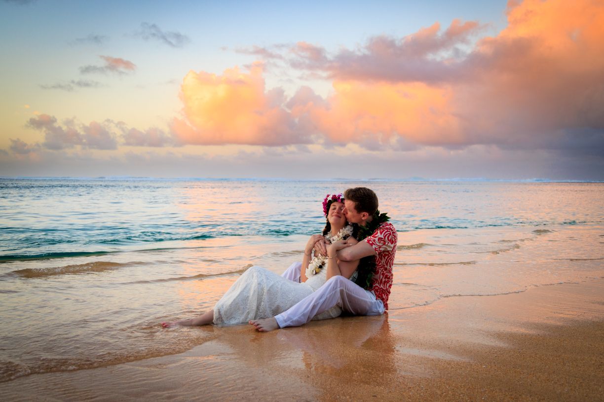 Romantic sunset couples photography in Hanalei, Kauaʻi