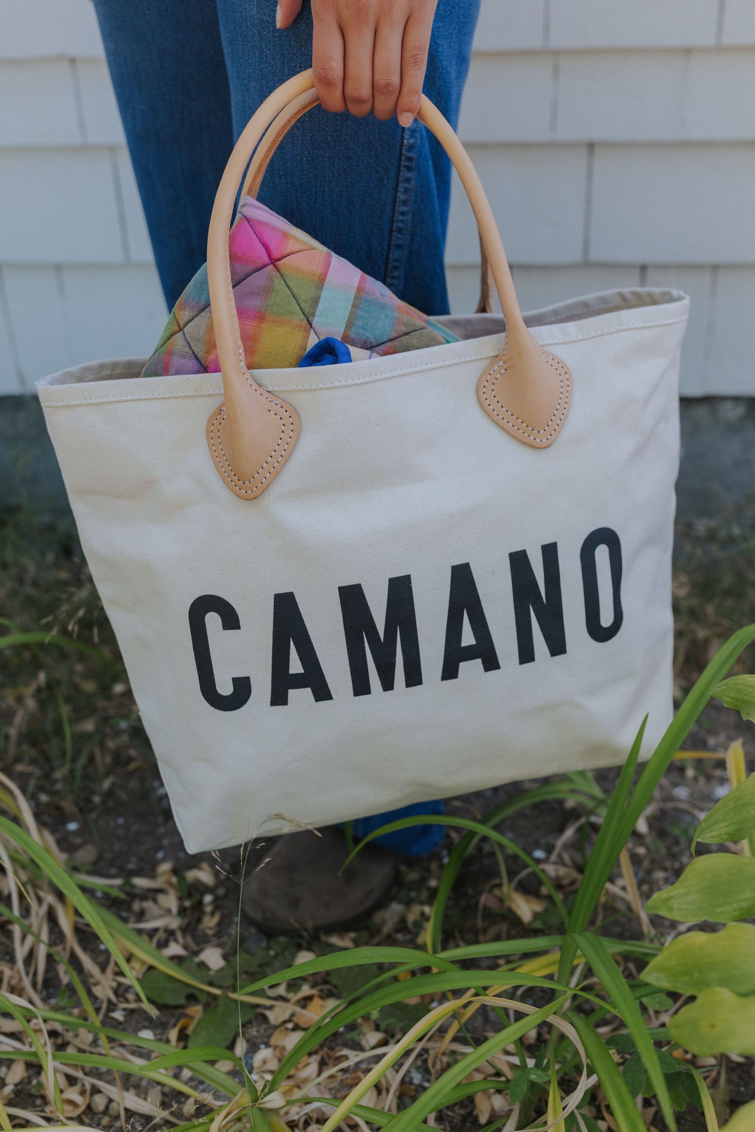 White canvas tote bag with 'CAMANU' text displayed in progressive reveal sequence.