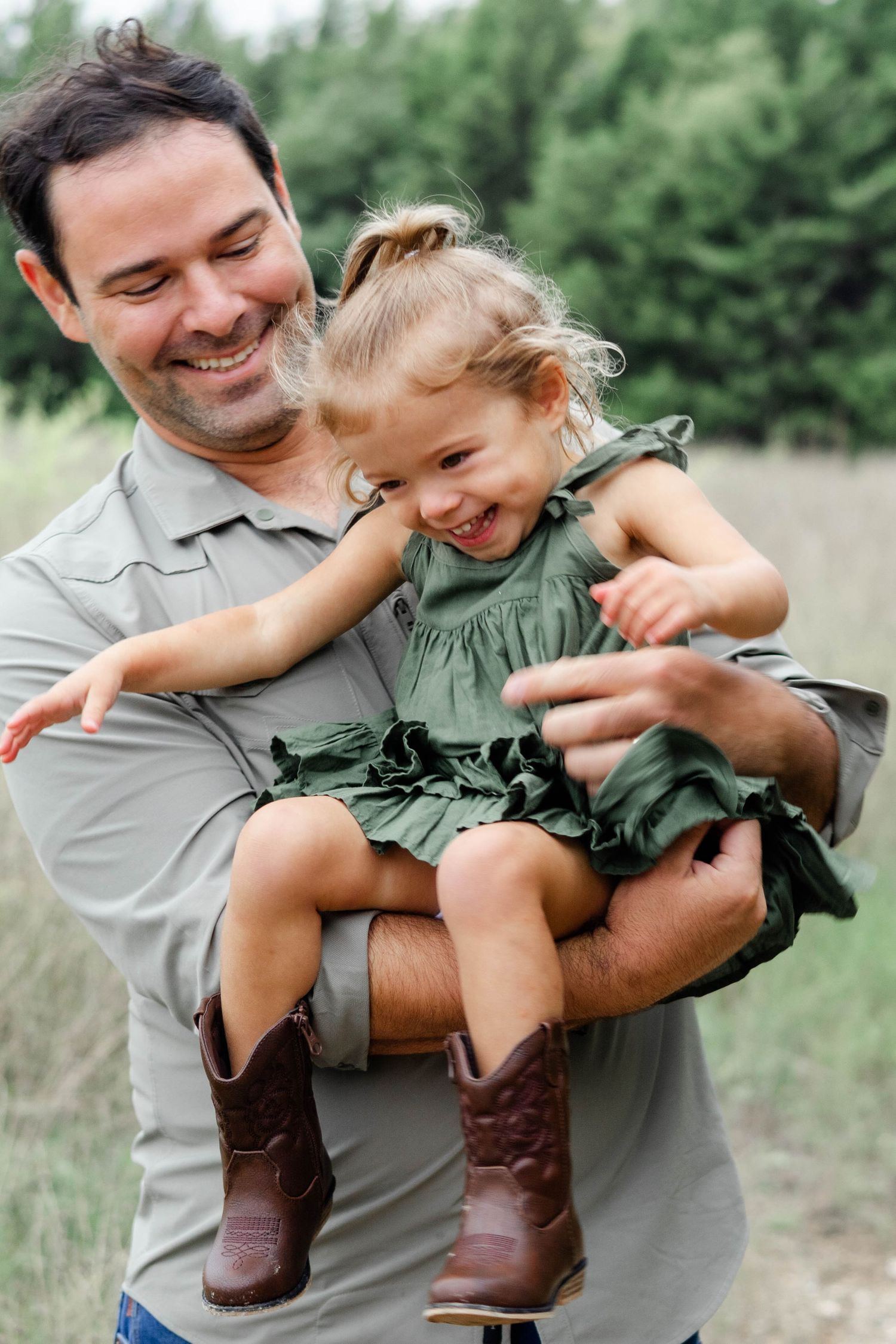 Dallas dad swings toddler daughter at fall family photos