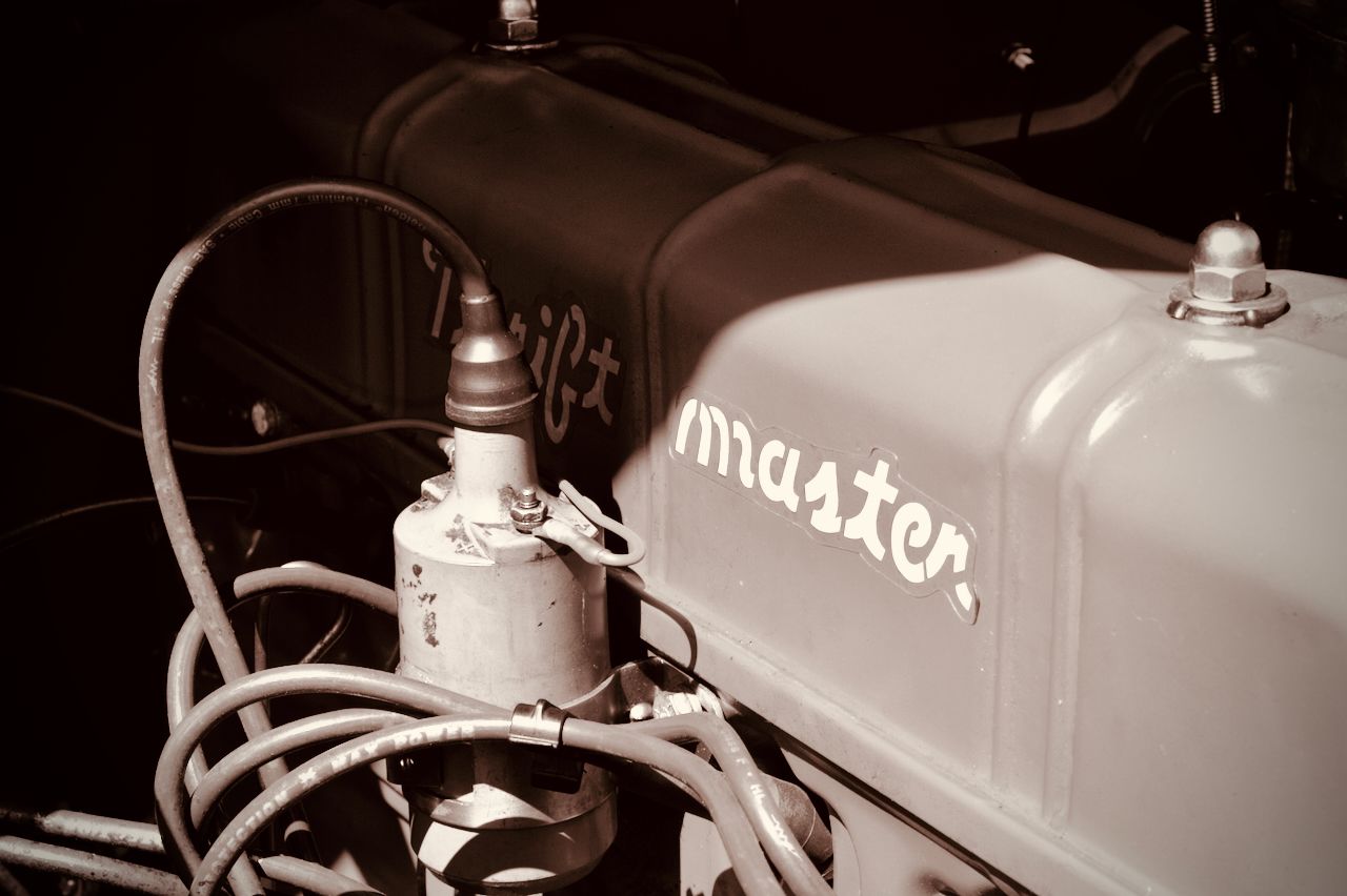 A black and white photo of a GM Thriftmaster inline-6 engine.