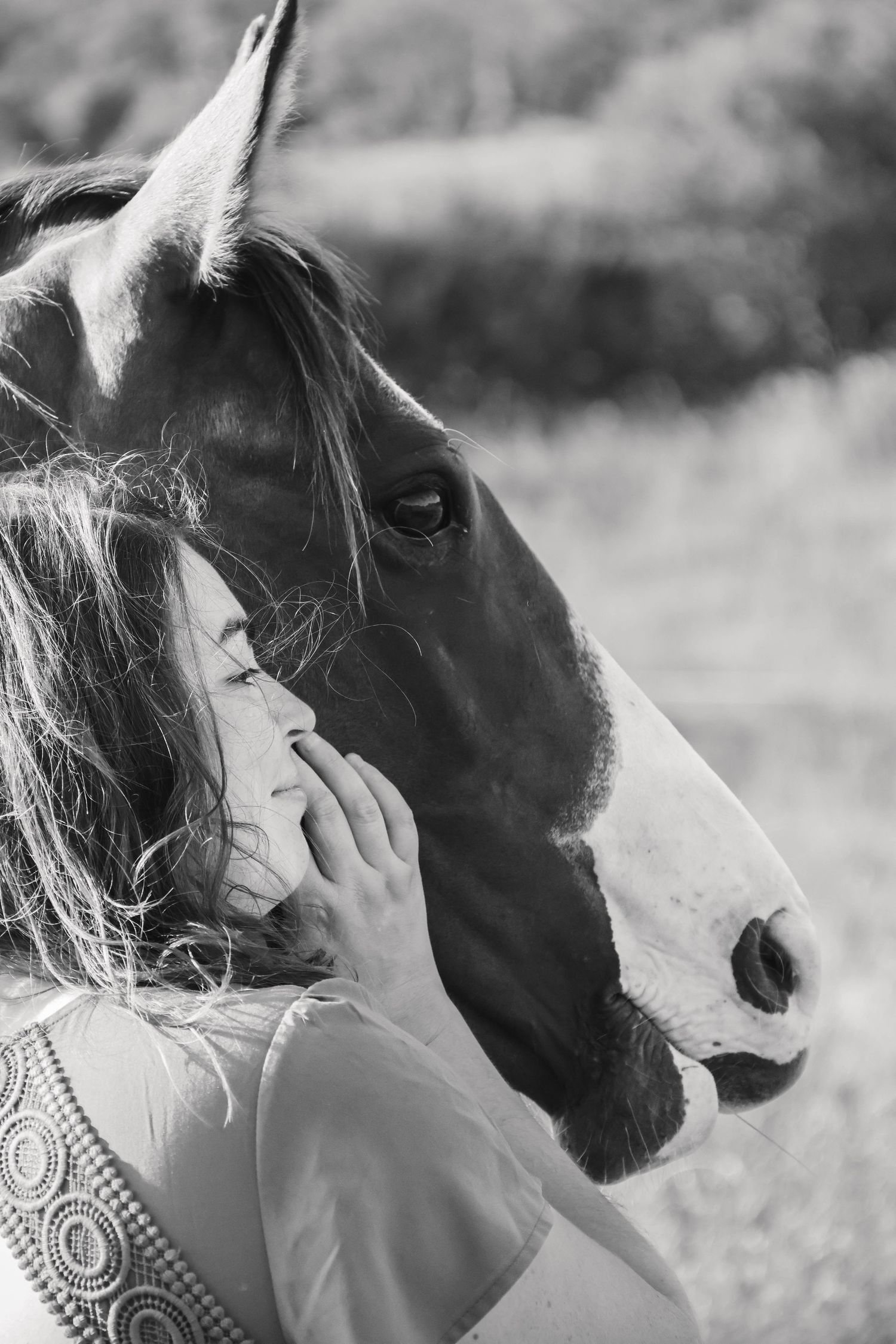 Séance Harmonie — portrait noir et blanc femme front posé contre son cheval dans un champ, photographe Guignicourt Aisne.