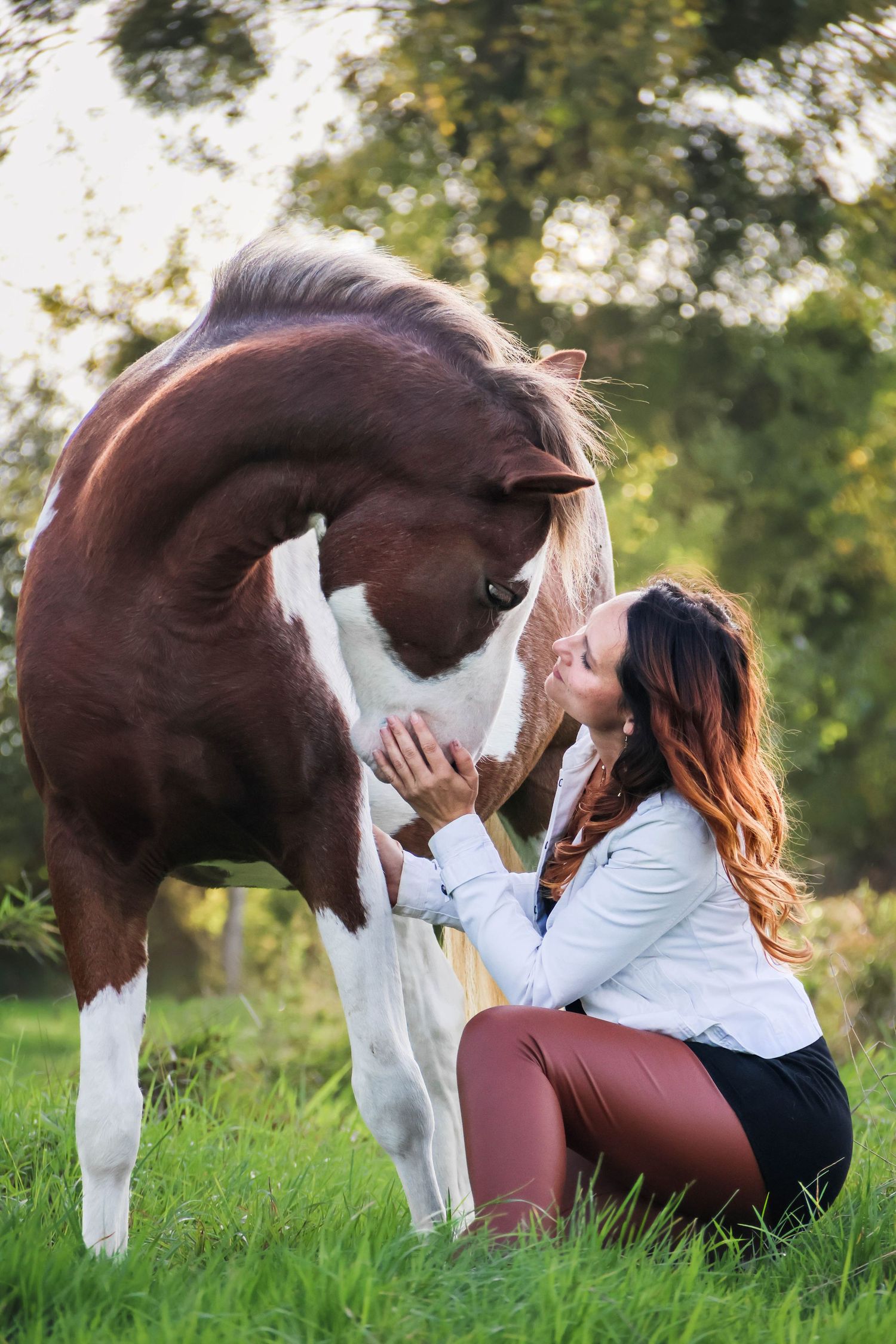 Séance cheval lifestyle — femme avec son cheval, moment de connexion et de confiance capté en photo, photographe Guignicourt Aisne.