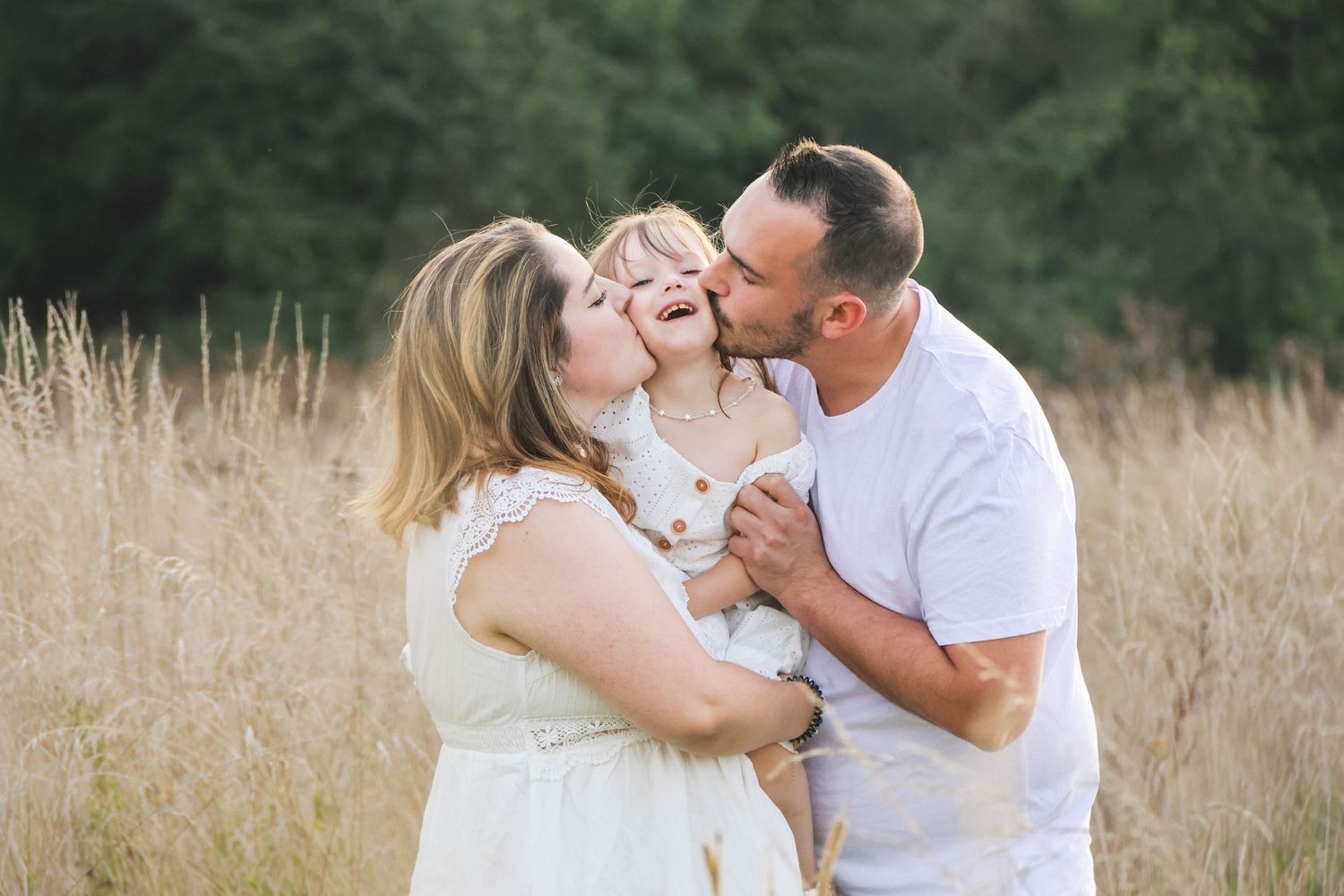 Séance famille lifestyle — parents et enfants complices dans un moment de vie spontané en extérieur, photographe Guignicourt Aisne.
