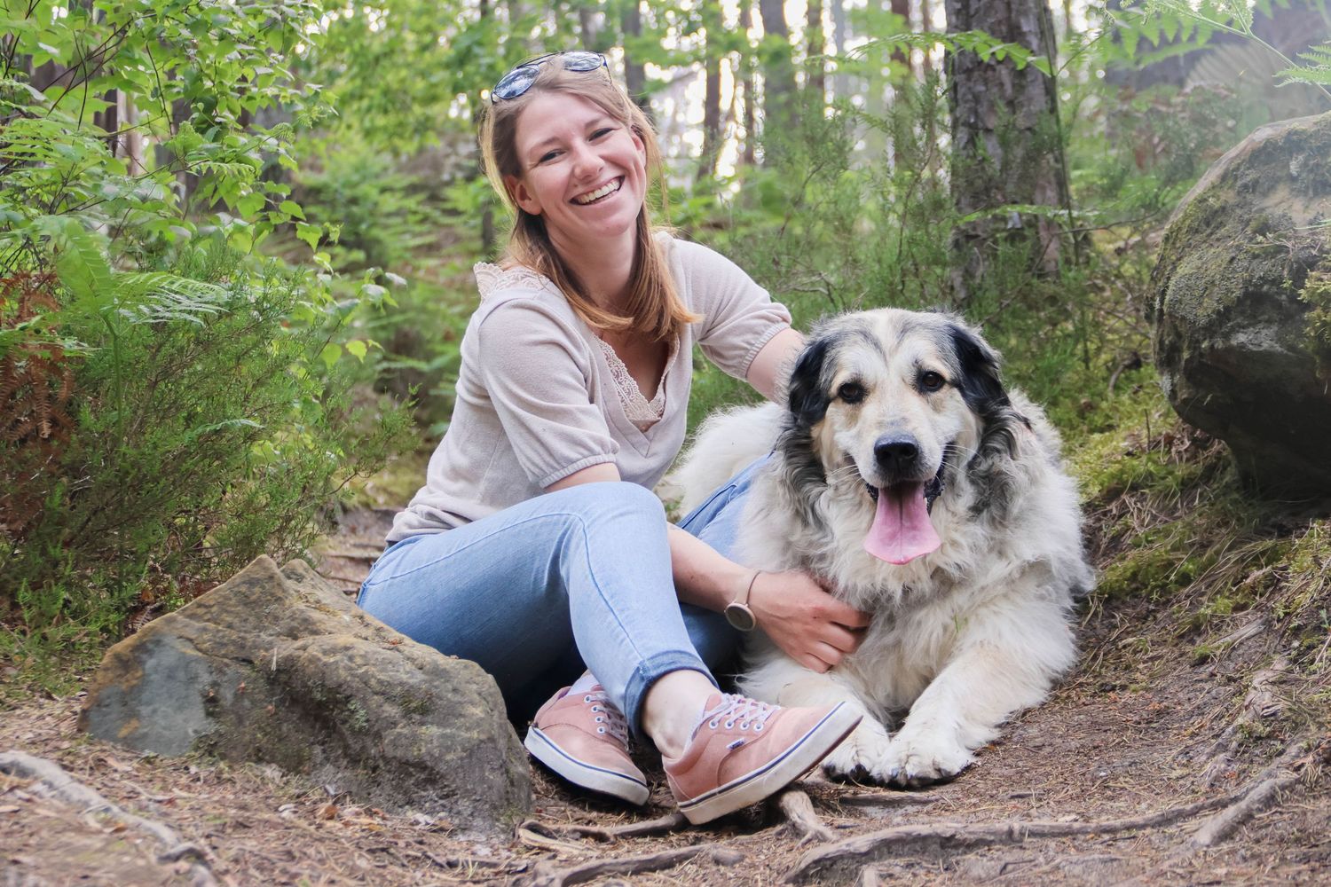 Séance chien lifestyle — chien et son humain en balade, complicité authentique captée en photo, photographe Laon Aisne.