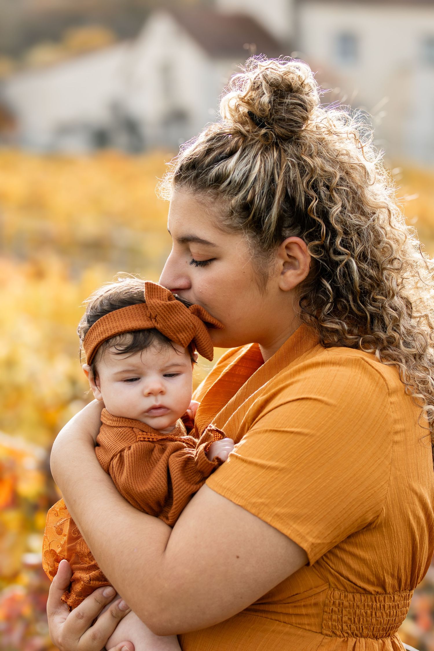 instant de complicité entre un parent et son enfant, photographie spontanée en extérieur