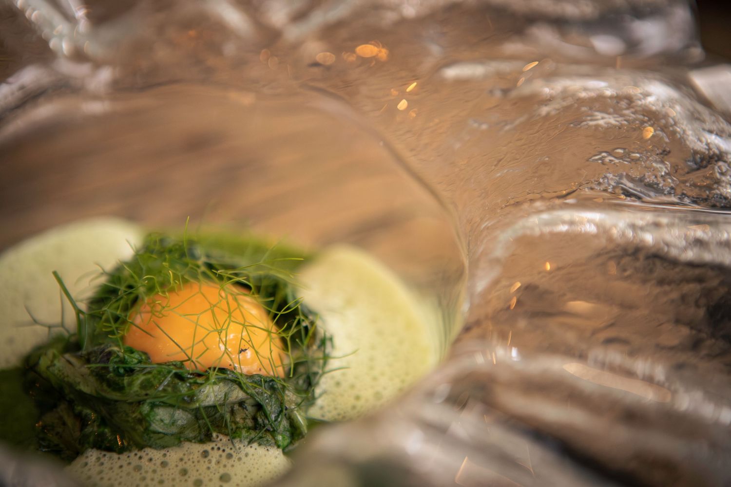 Photographie culinaire d'un détail d'assiette avec un oeuf