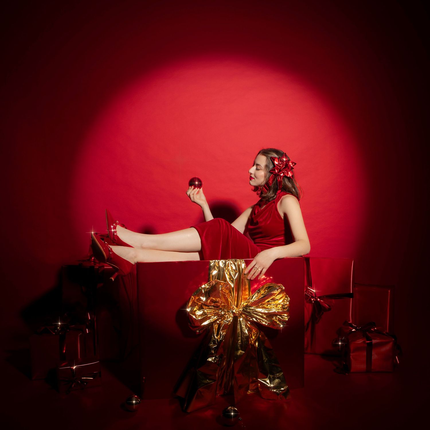 Cover d'un disque vinyle dans un esprit de Noël, femme dans un cadeau rouge avec un gros noeud doré.