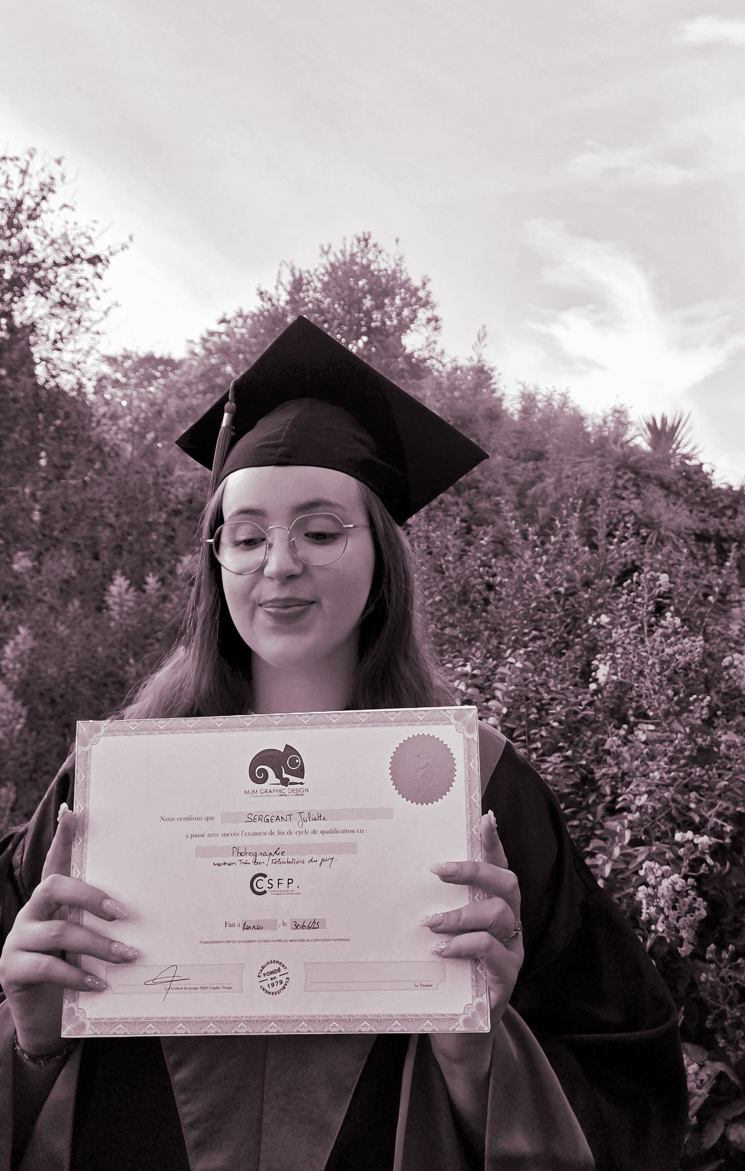 Madame Juliette Sergeant tenant son diplôme de photographie.