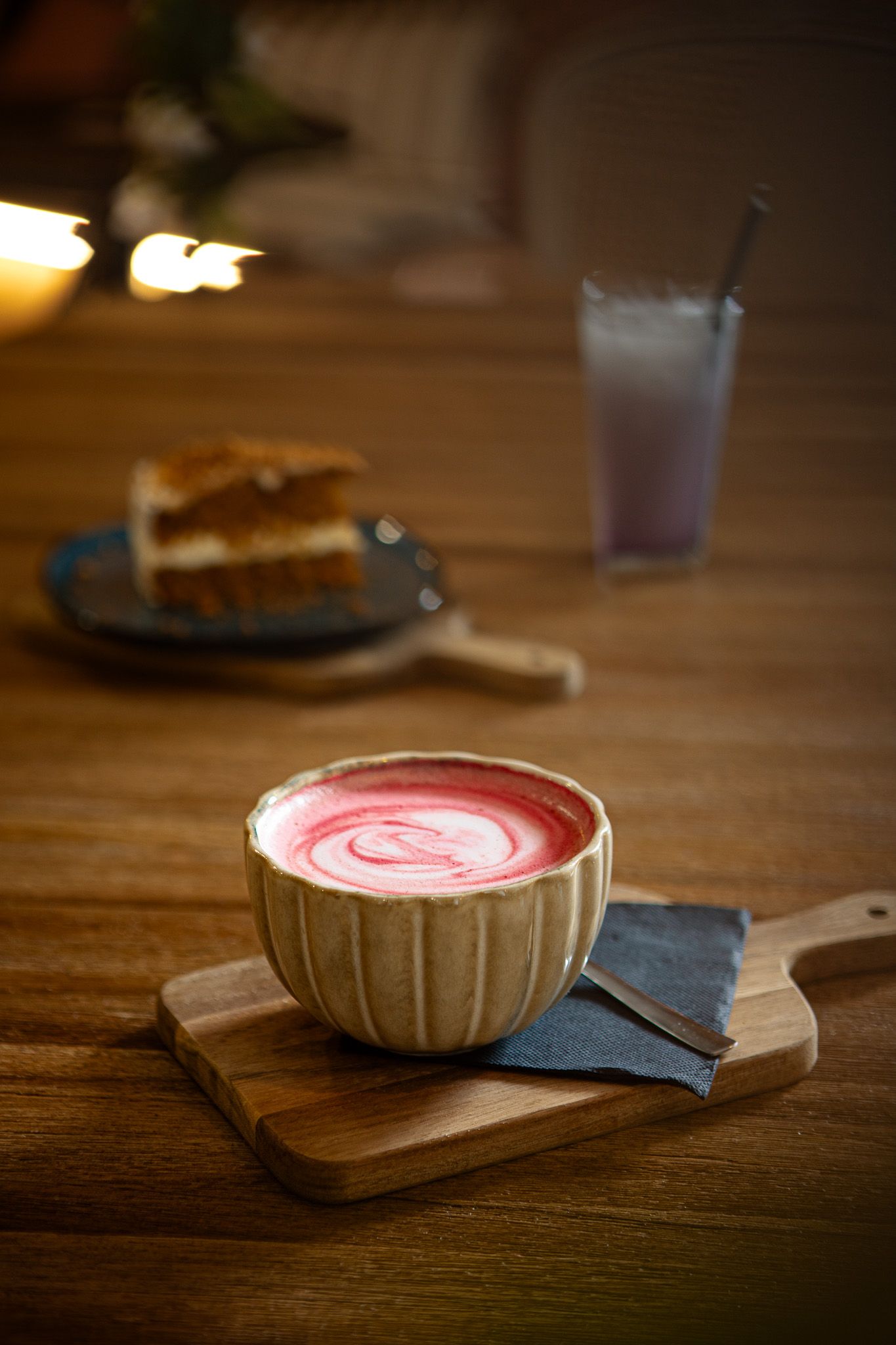Pink Latte sur une table en bois dans une atmosphère chaleureuse.