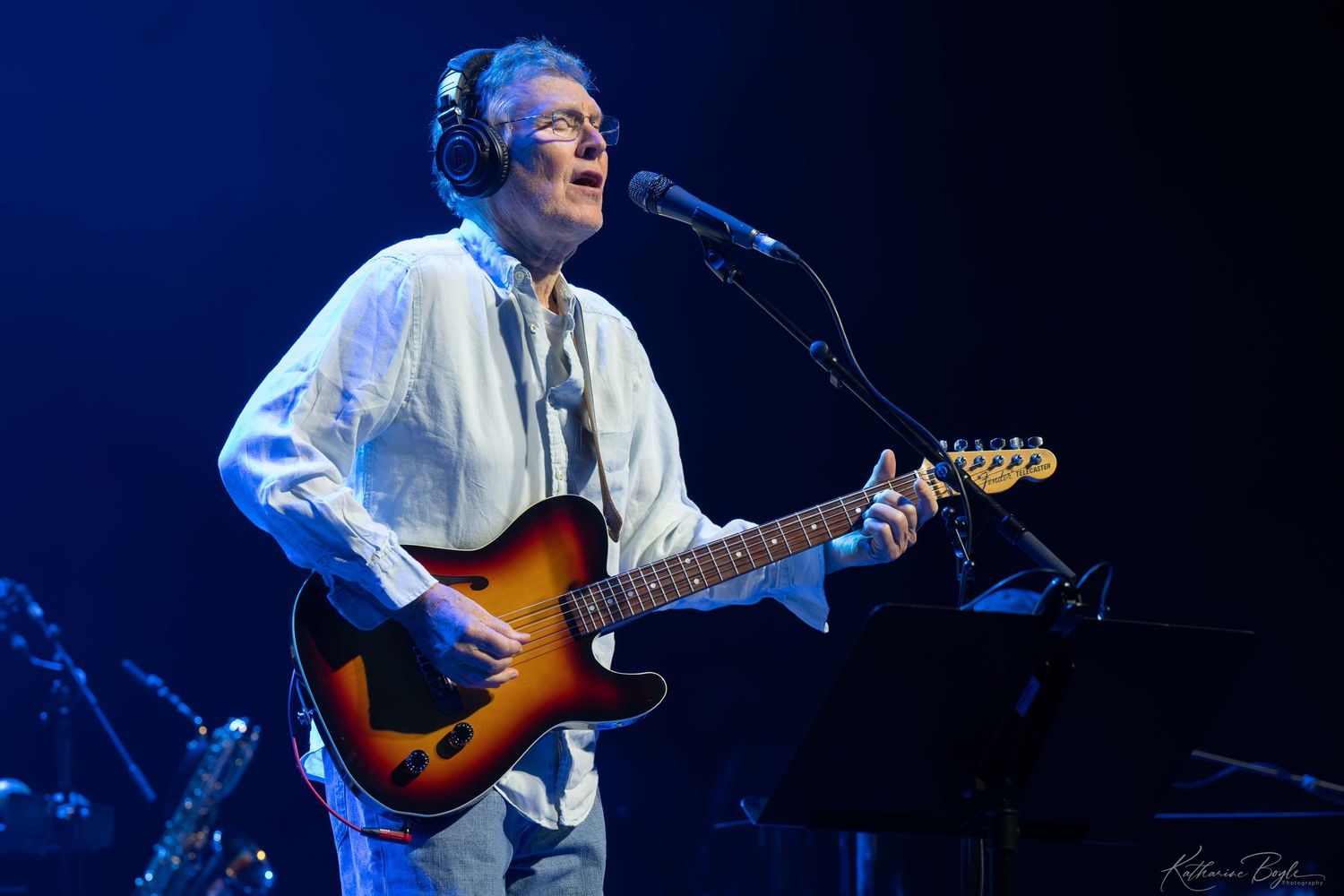 Steve Winwood with guitar singing