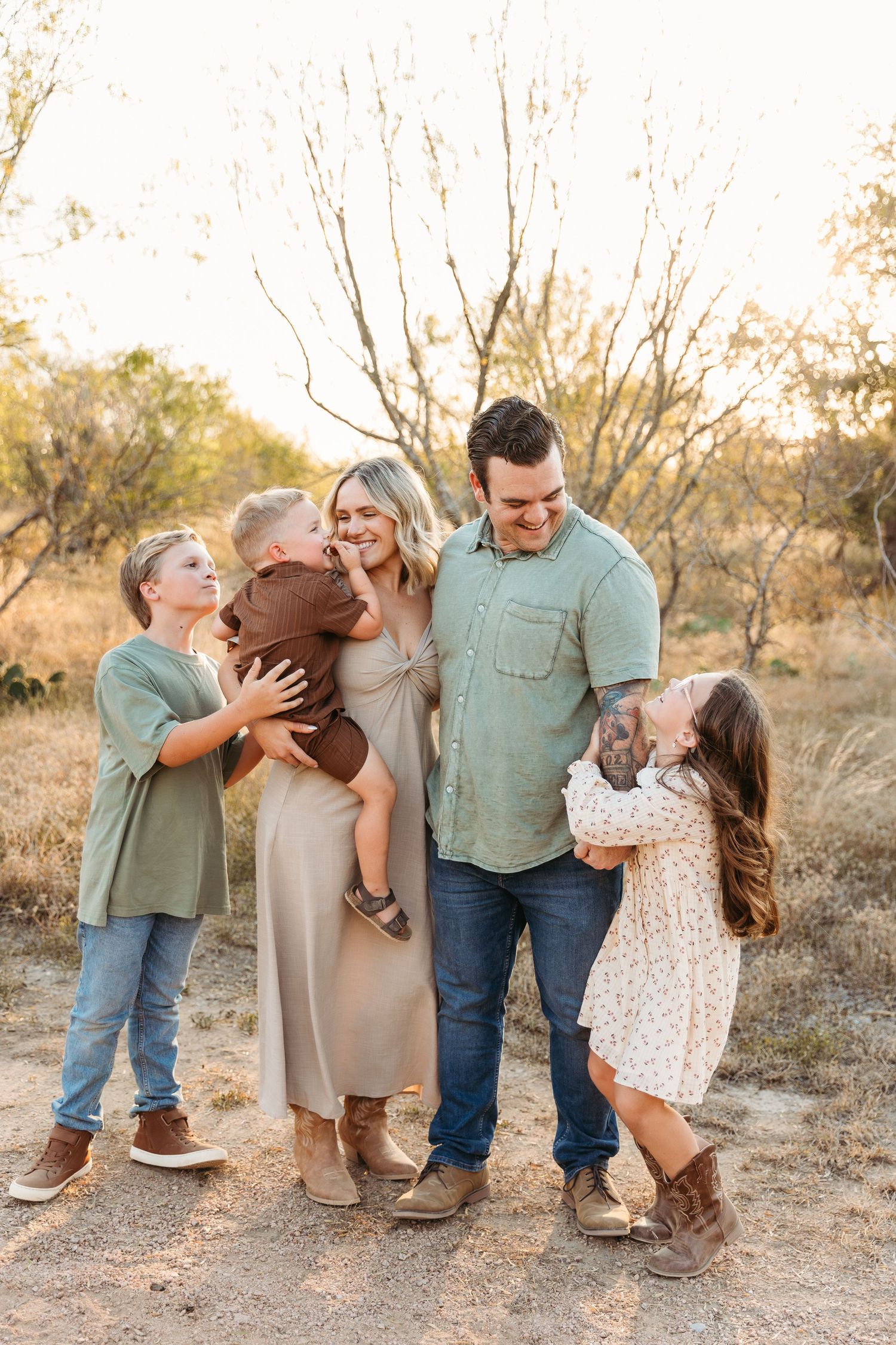 San Antonio family snuggling at crescent bend nature park. kids smiling at parents