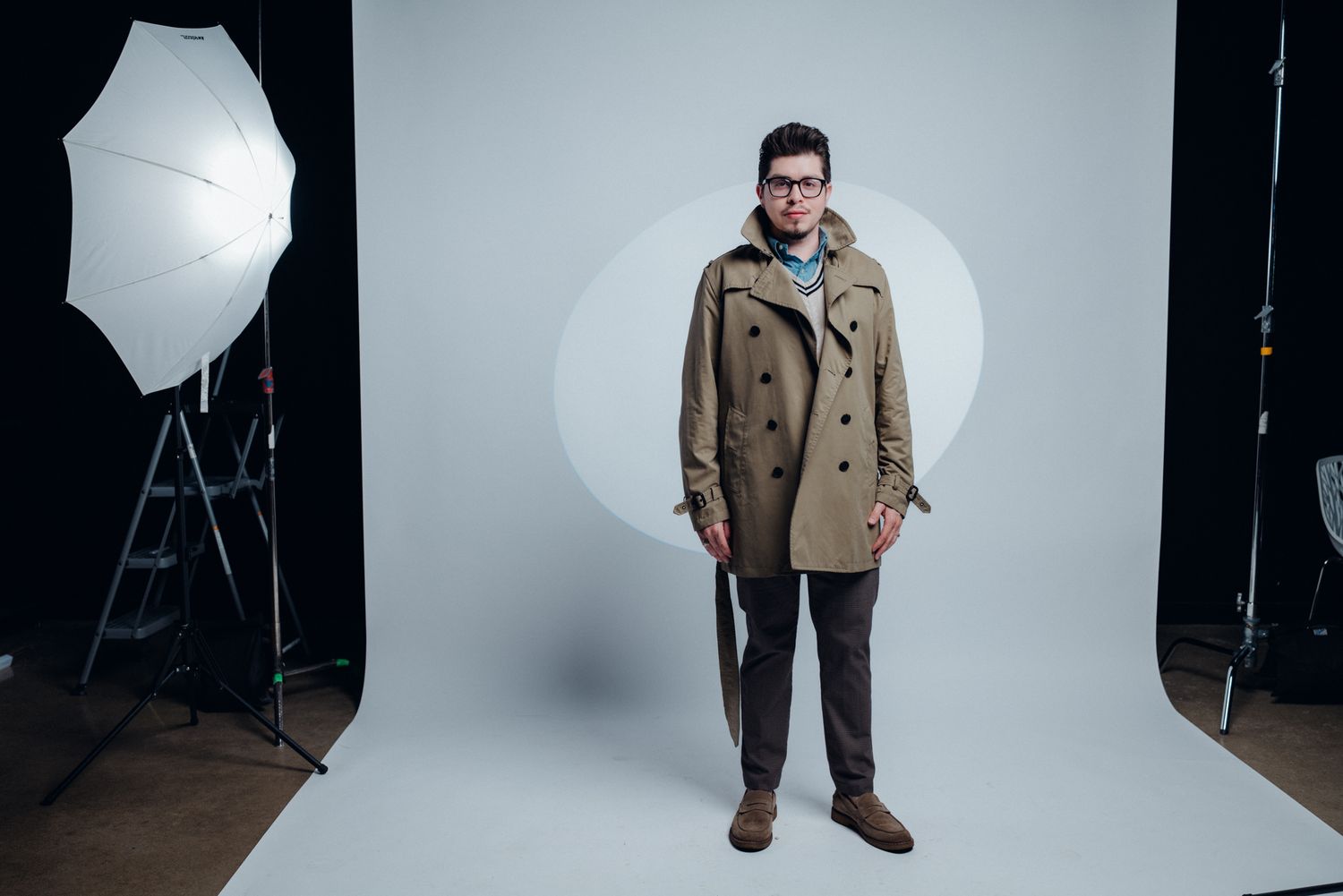 A photo studio setup shows a sequence of fashion shots against a white backdrop with professional lighting equipment.