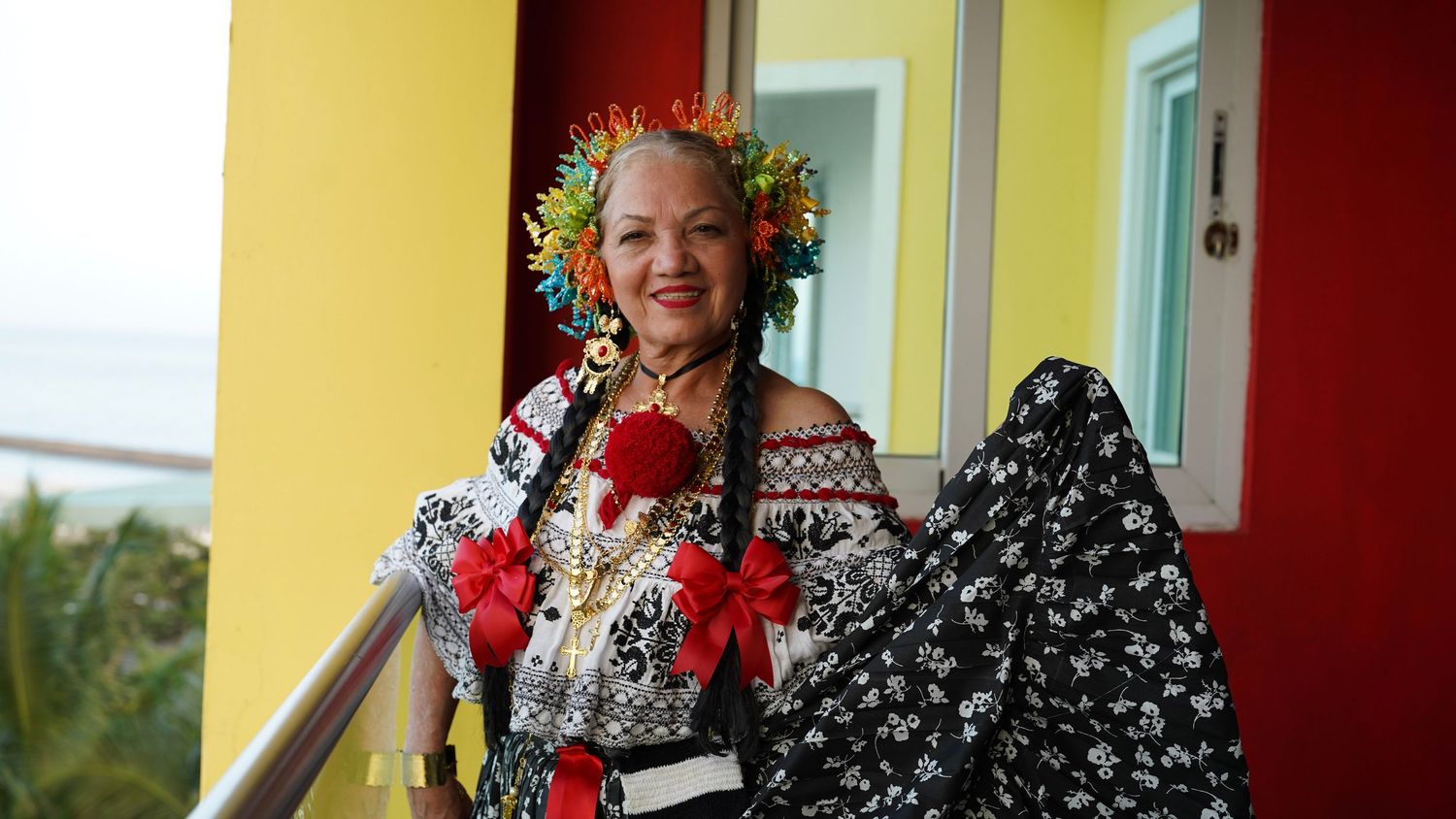 Lady wearing Panaminian dress and accessories