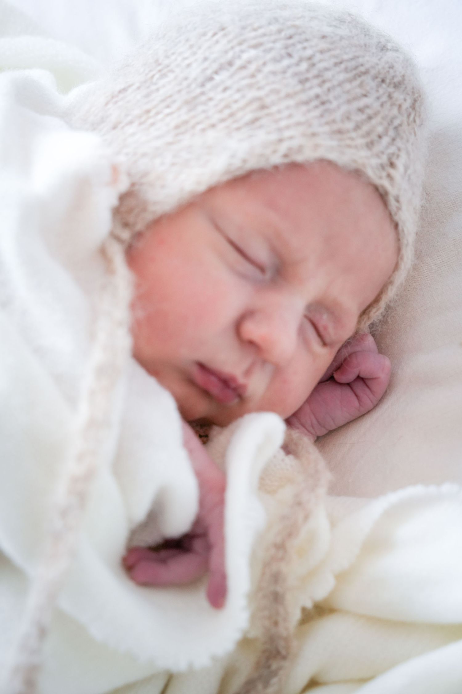 Photo of newborn baby light, airy background with natural lighting