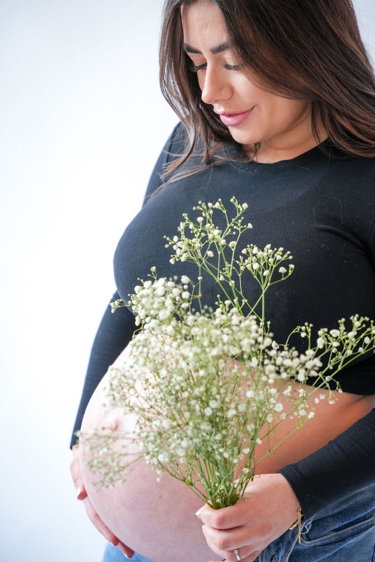 Photo of mum and bump, light, airy background with natural lighting