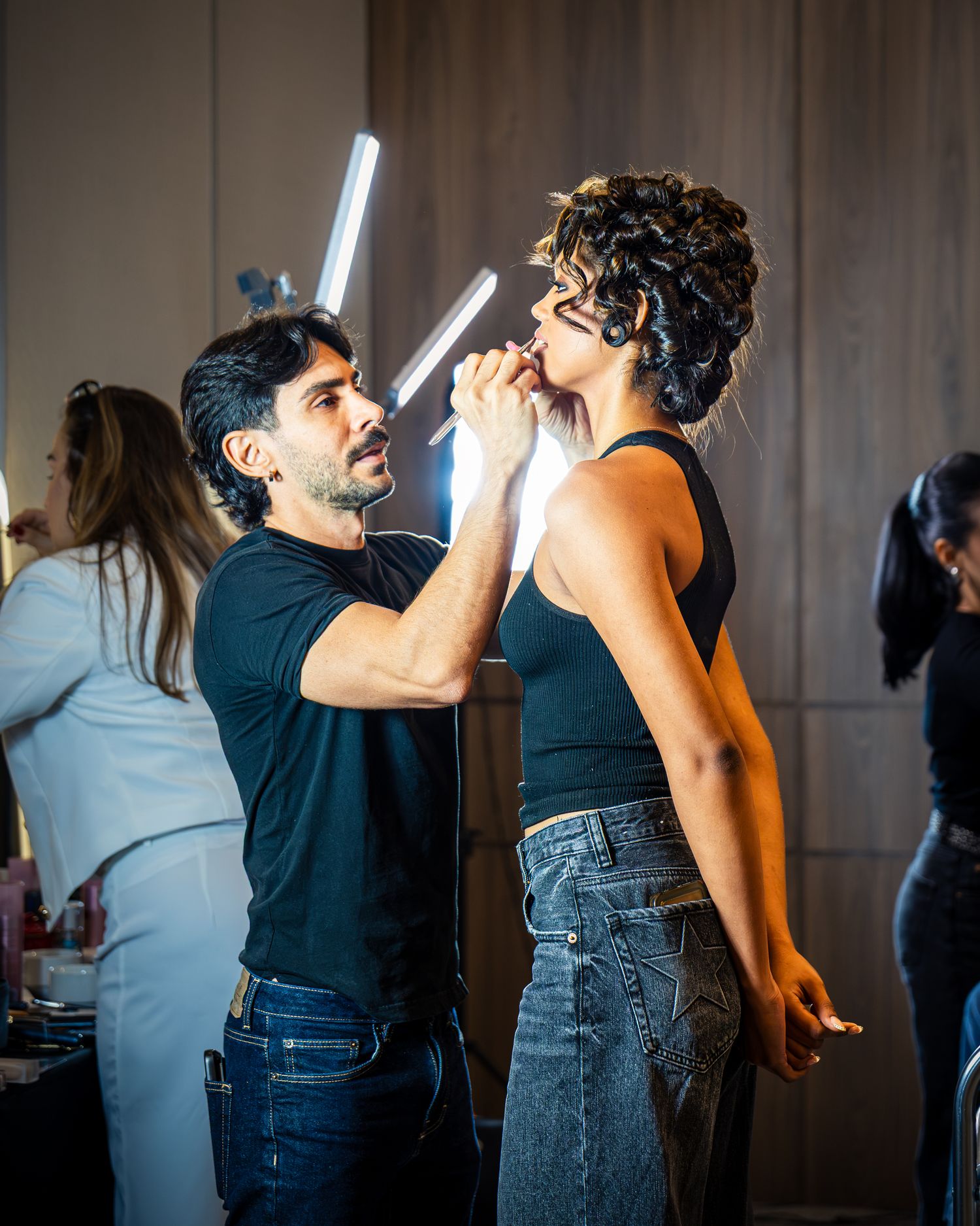 Behind the scenes de producción fotográfica para eventos corporativos en Panamá con maquillistas, modelos y equipo creativo durante una sesi
