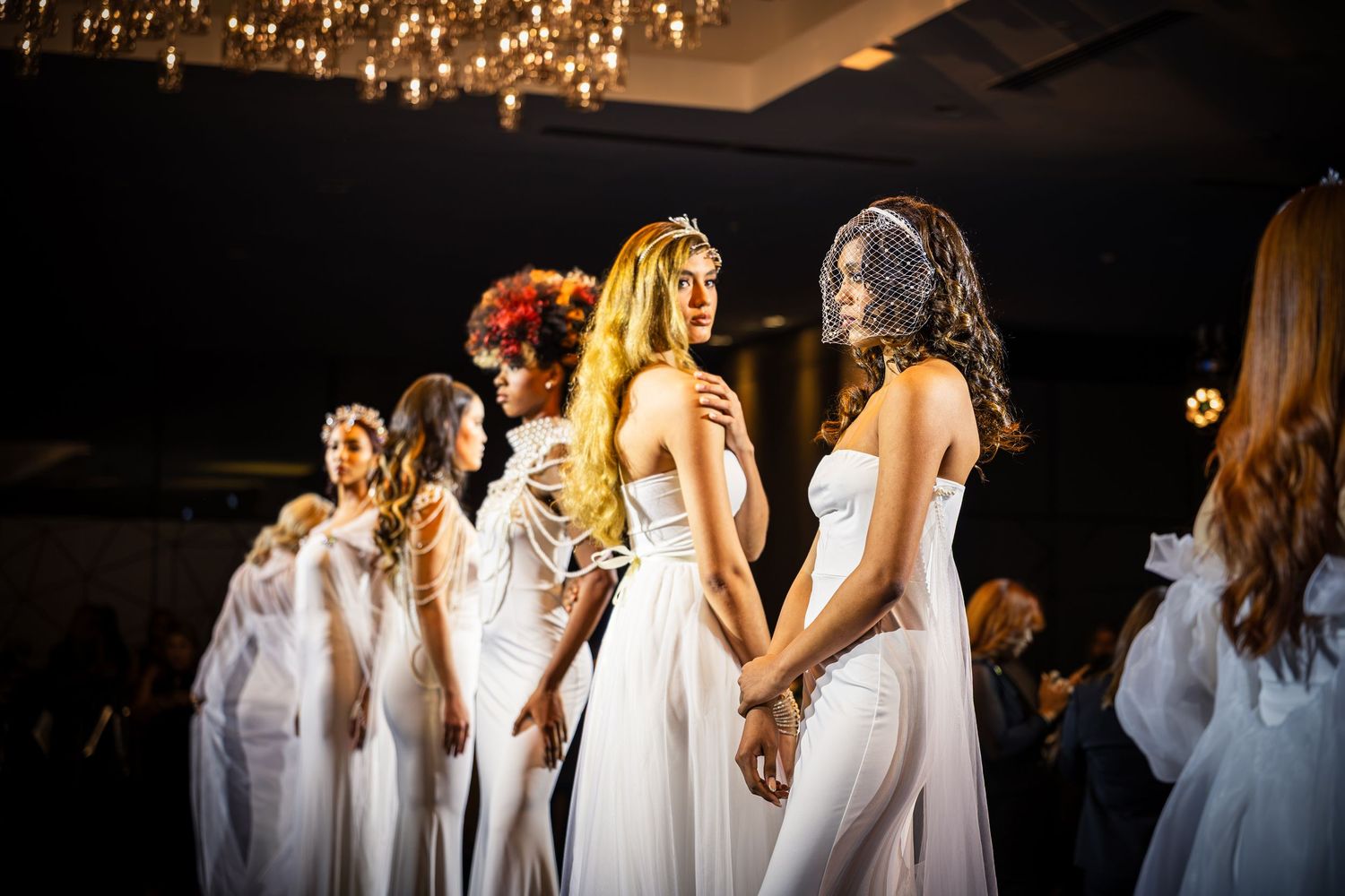 Fotografía profesional de evento en Panamá con modelos y asistentes en una experiencia elegante capturada por SELAH Photography