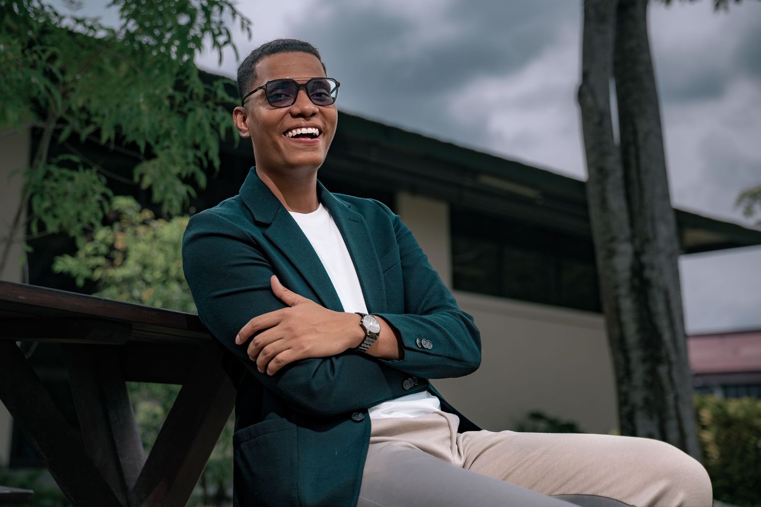 Sesión de retrato masculino en Panamá con fotografía profesional y estilo editorial para imagen personal