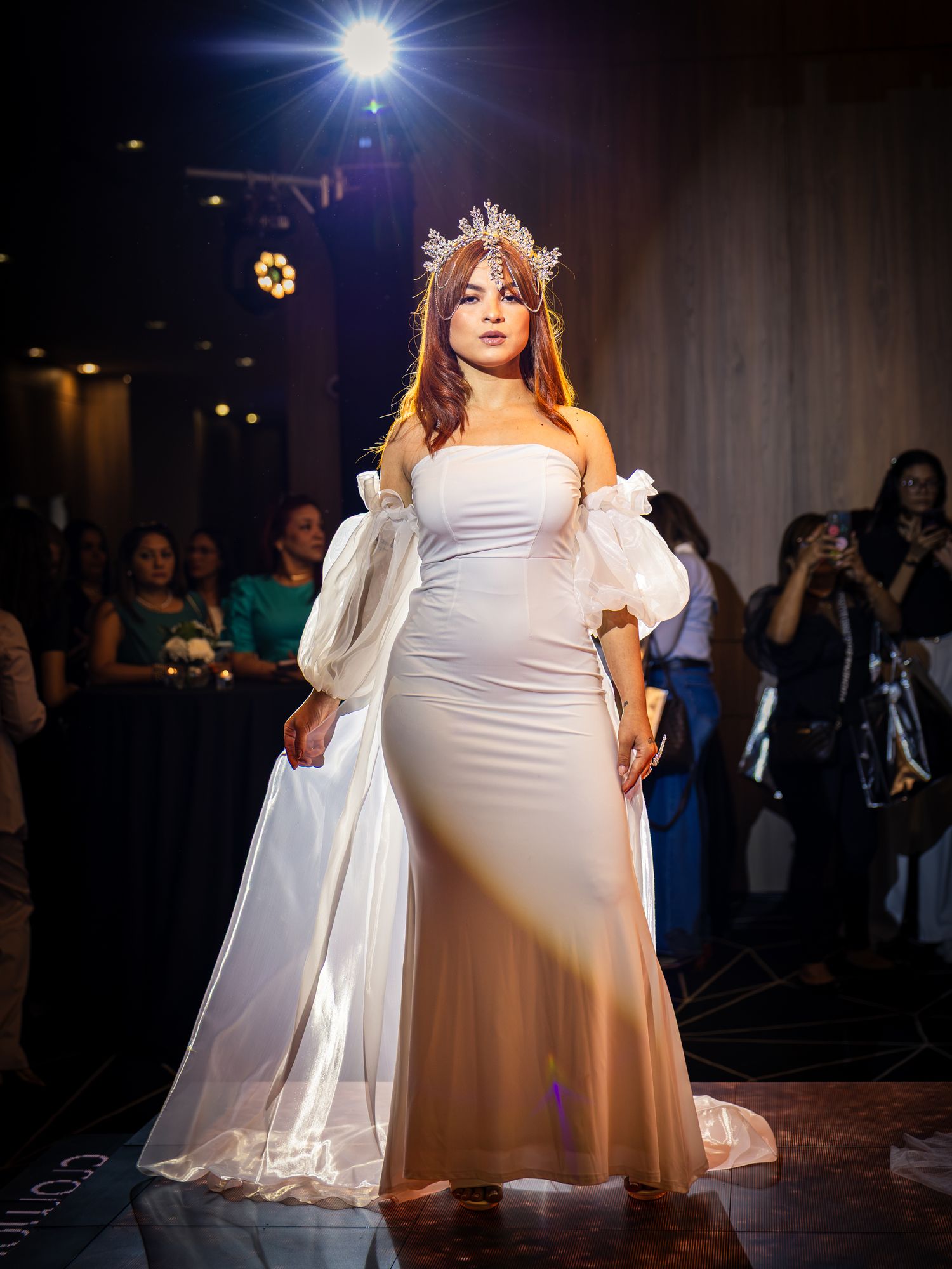 Fotografía profesional de eventos en Panamá mostrando vestido blanco, pasarela y producción visual para celebraciones elegantes