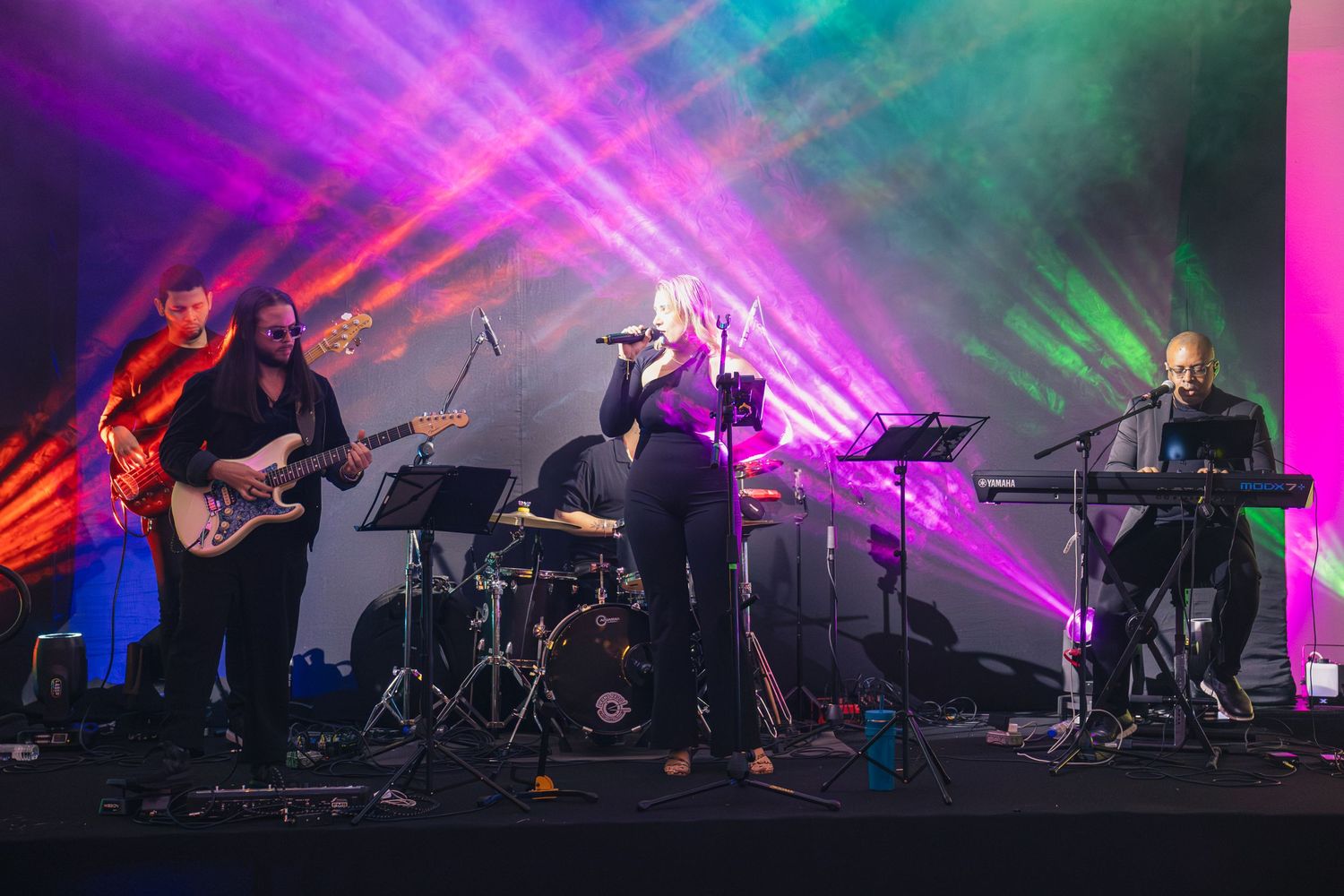 Cobertura fotográfica de evento musical en Panamá con banda en escenario y producción profesional