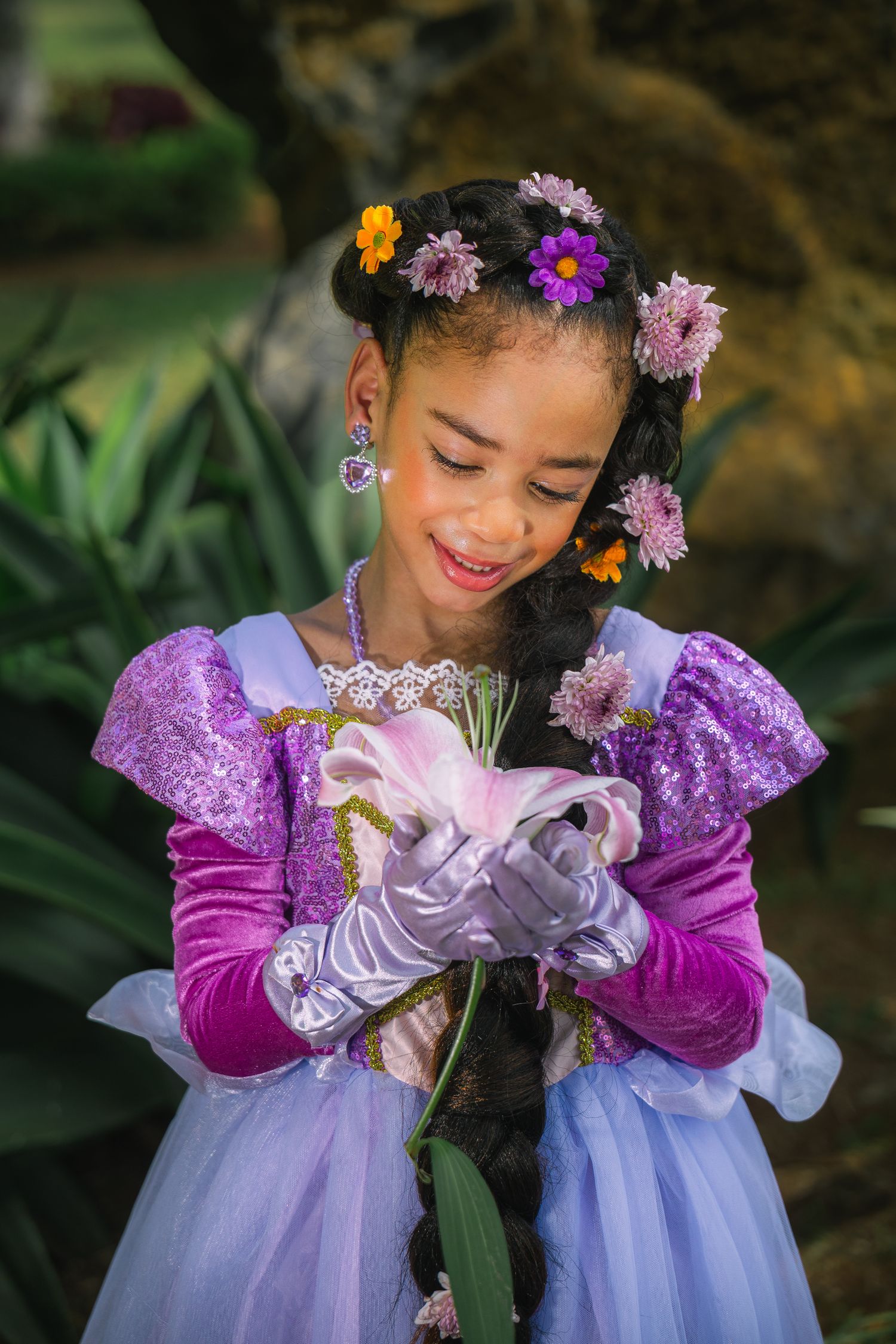 Retrato infantil en Panamá con composición natural y detalles florales realizado durante una sesión fotográfica profesional