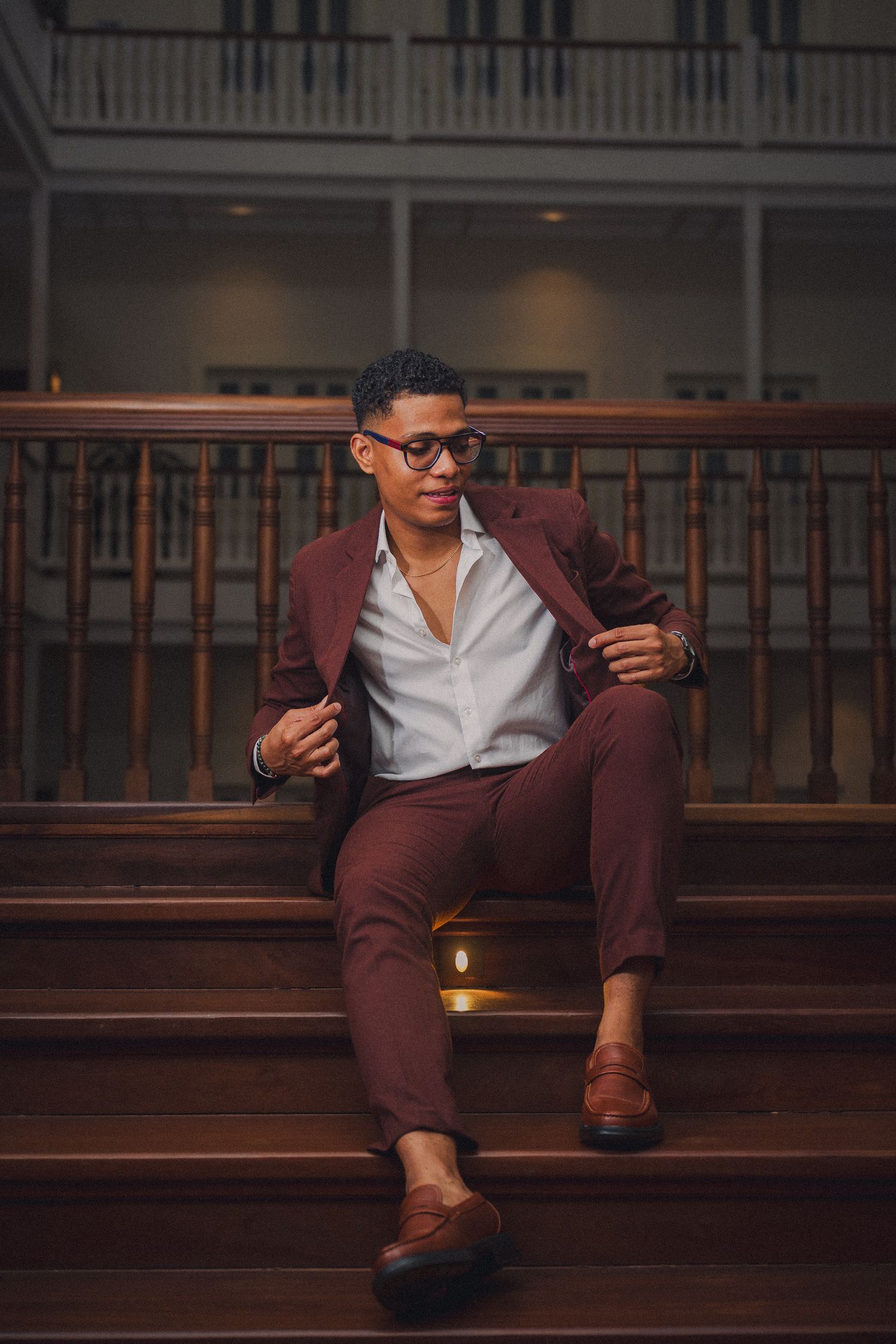 Retrato profesional masculino en Panamá realizado por SELAH Photography con estilo editorial y dirección visual elegante