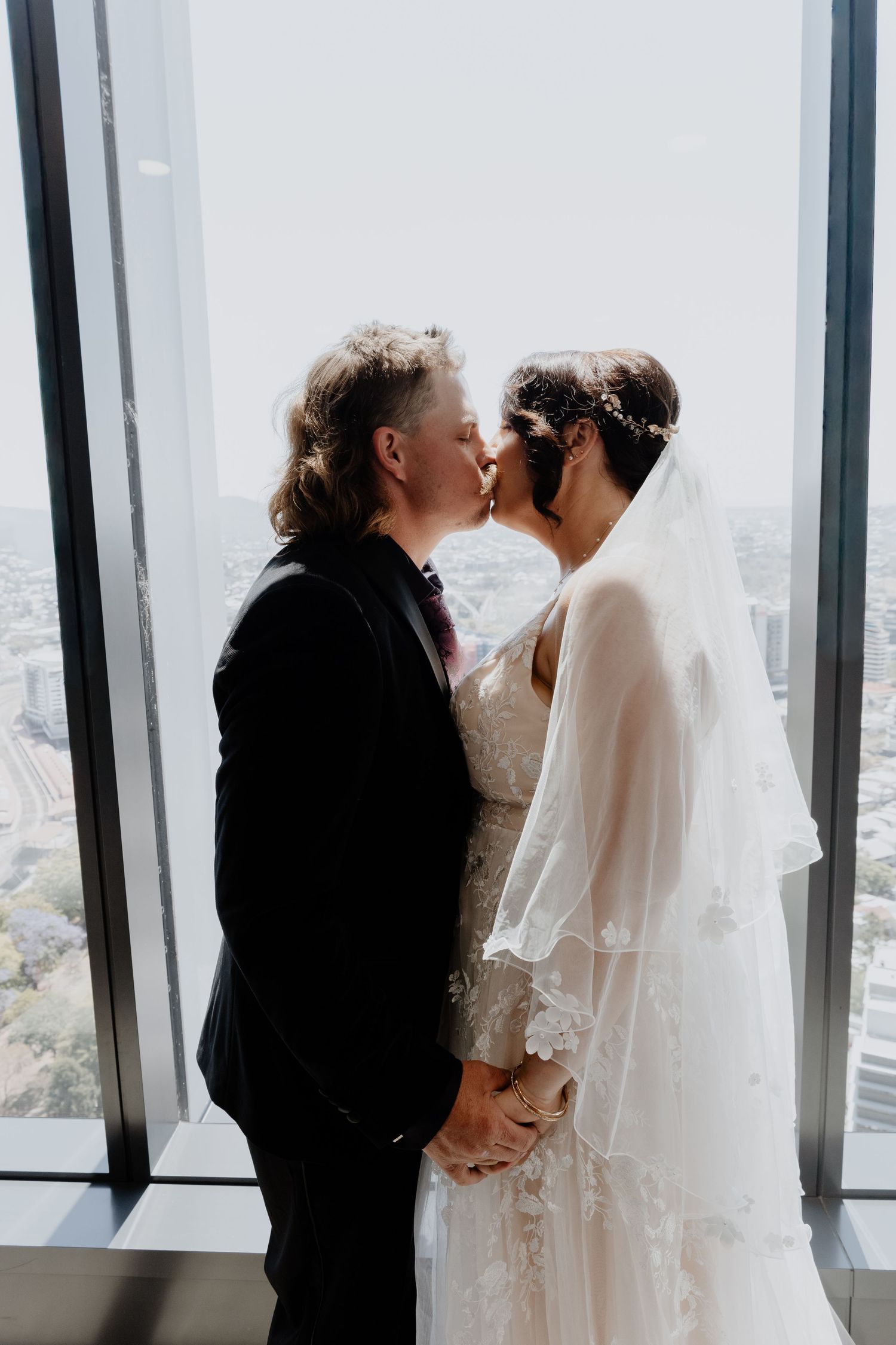 couple kissing