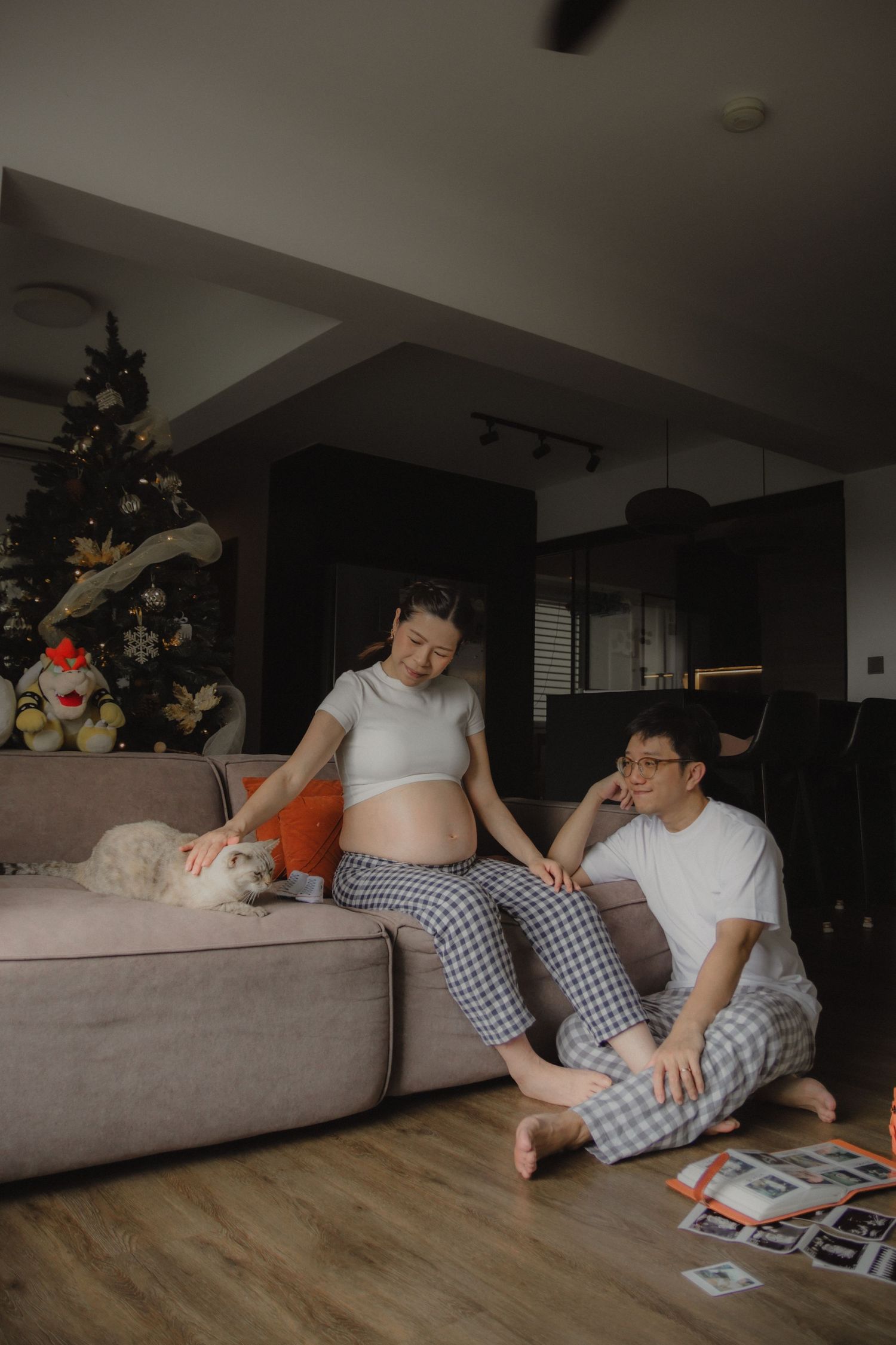in-home maternity portrait photography in Singapore with natural light, emotional storytelling and cats