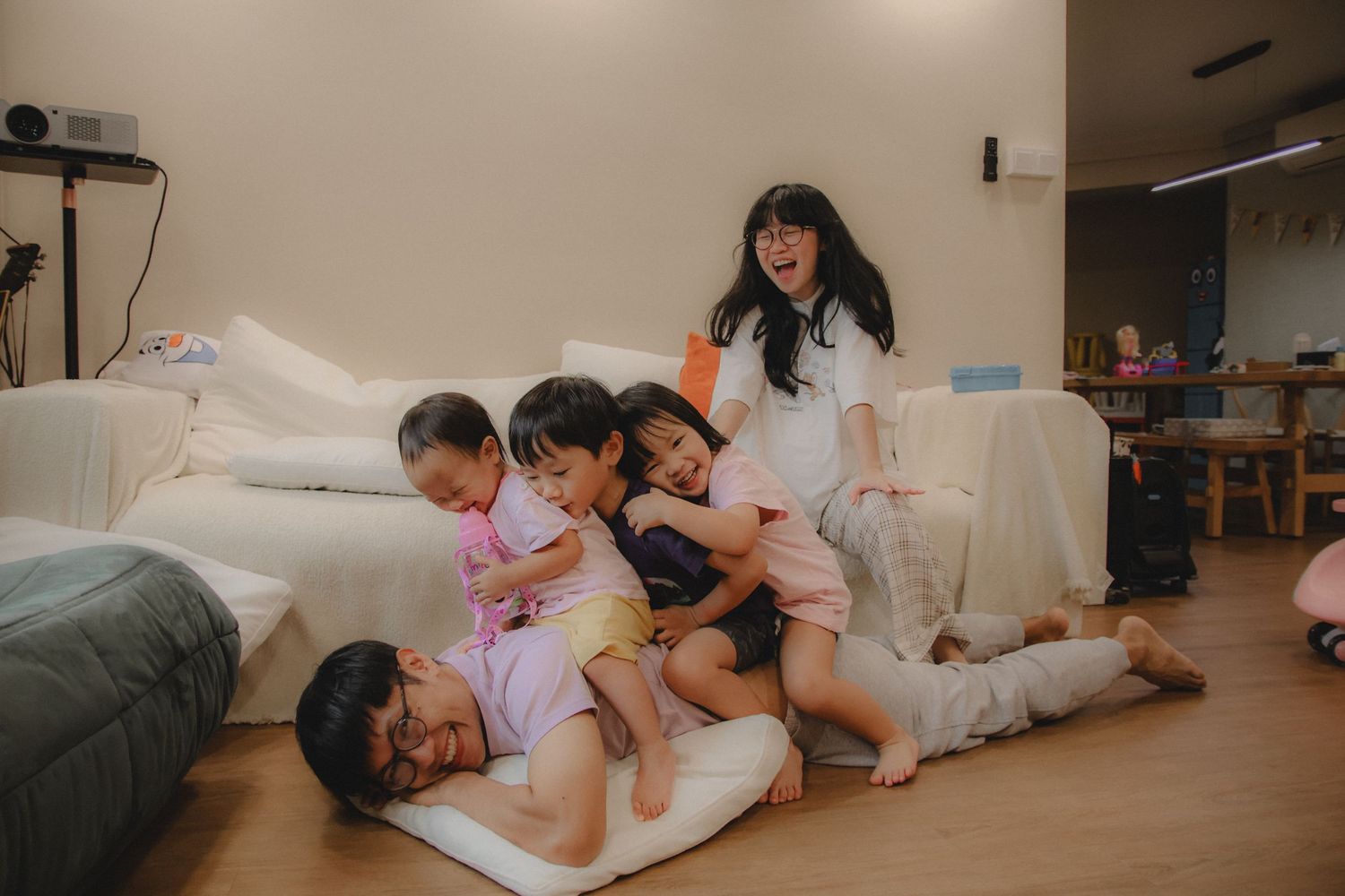 In-home family of 5 photoshoot in Singapore capturing candid moments between parents and children at home