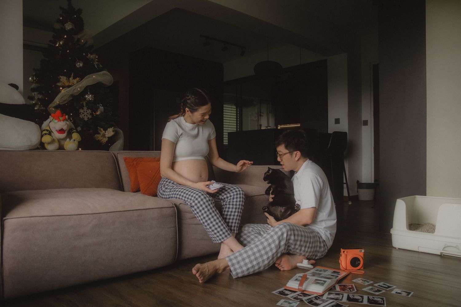 in-home maternity portrait photography in Singapore with natural light, emotional storytelling and cats
