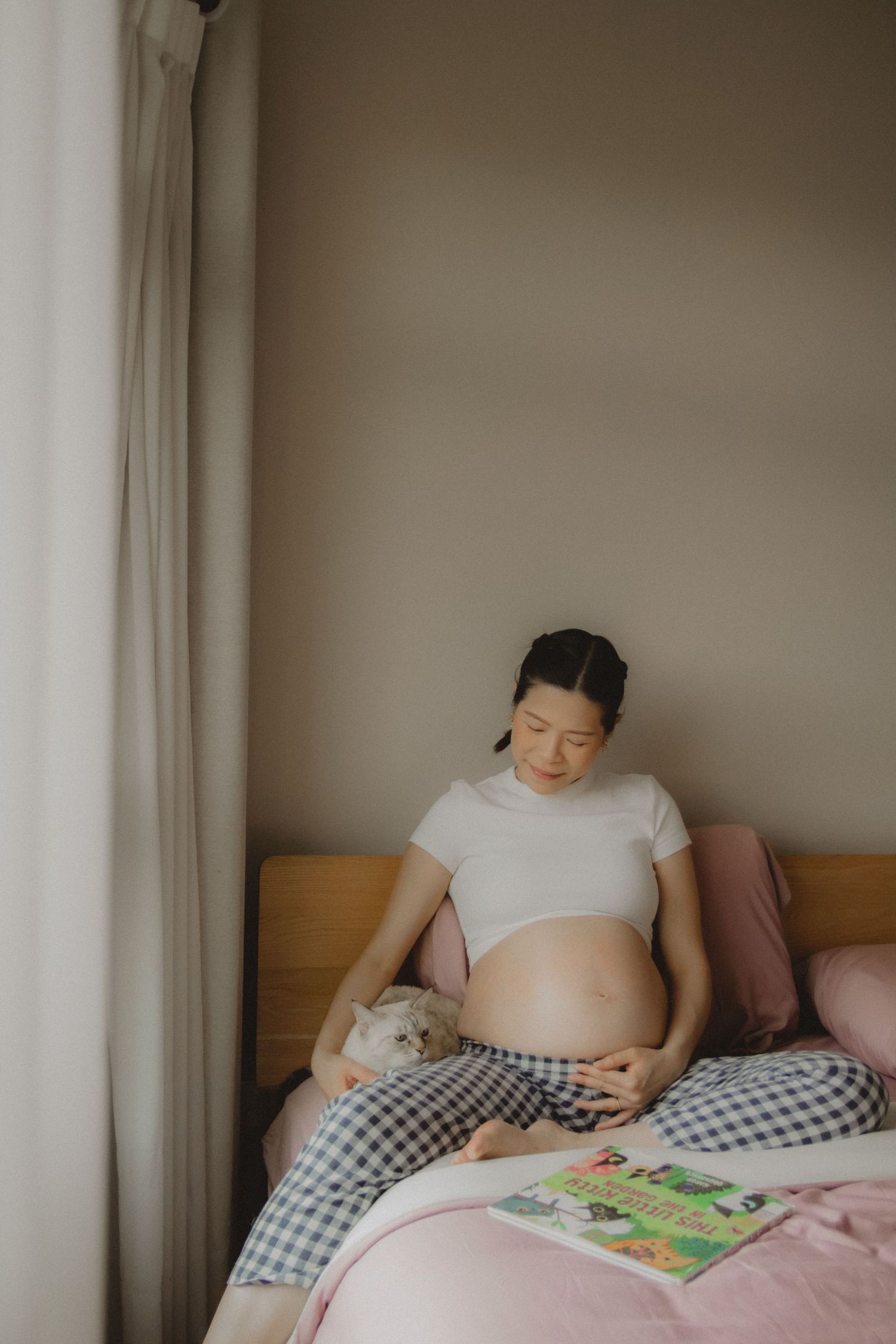 in-home maternity portrait photography in Singapore with natural light, emotional storytelling and cats