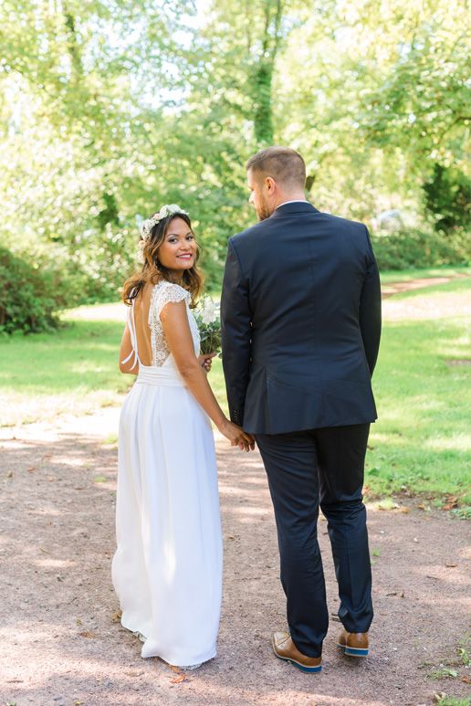 les mariés pendant leur séance photo de couple le jour de leur mariage en normandie