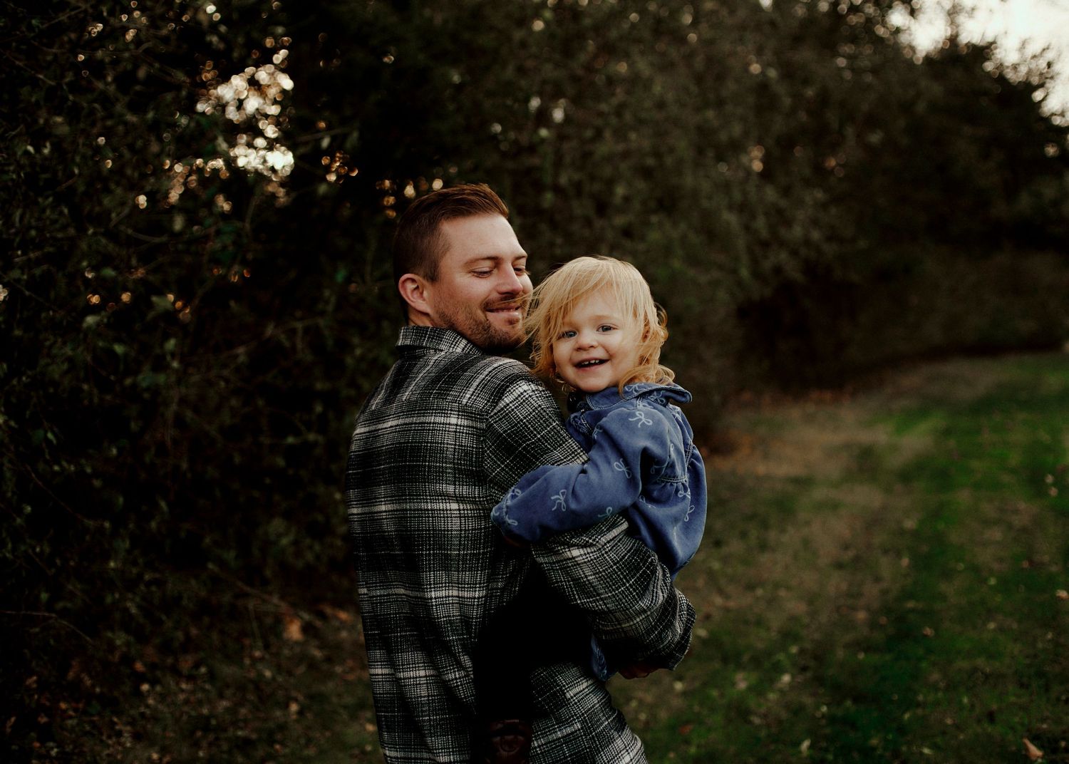 Natural outdoor family photography session in autumn setting.