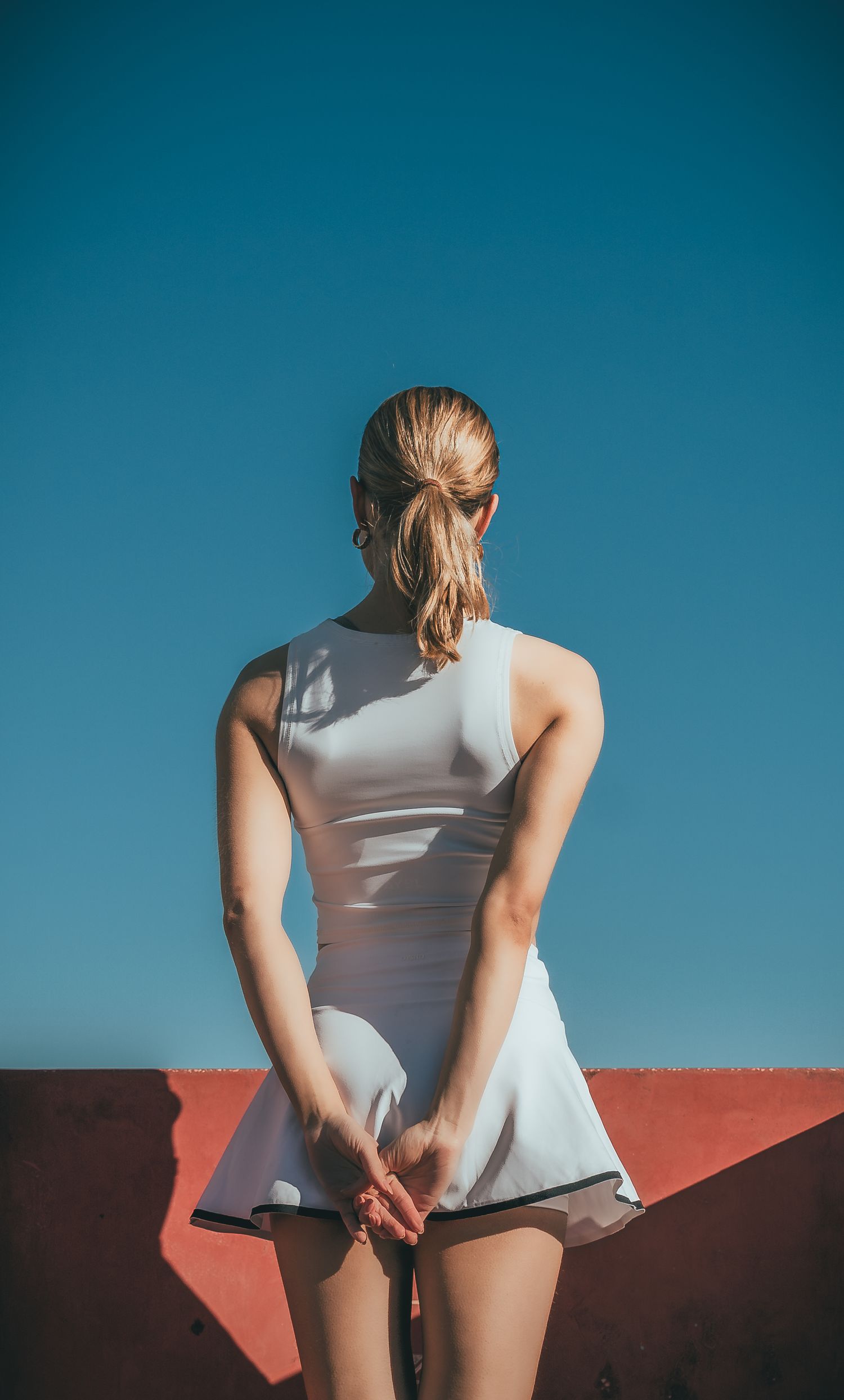 Model photography of a fitness model looking into the distance. Captured by Photopazo, a photographer in Malmö, Sweden.