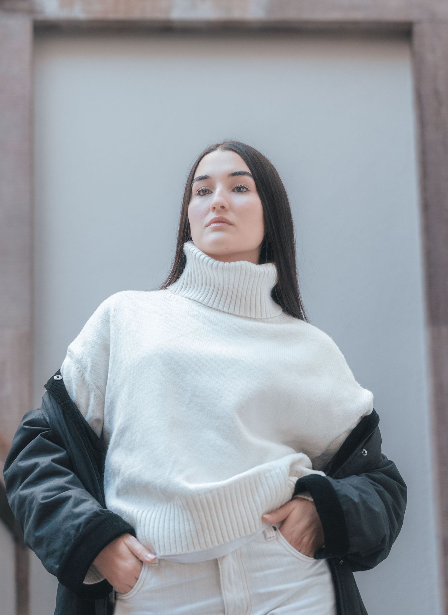 Portrait Photography of a female model with a white turtleneck sweater. Captured by Photopazo, a photographer in Malmö, Sweden.