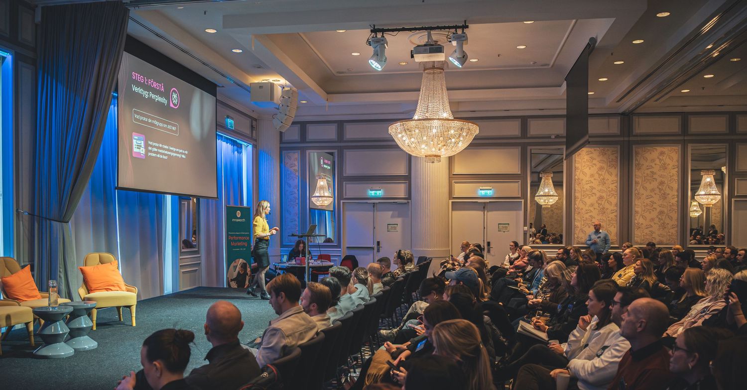 Photo of a female keynote speaker at an event talking to an audience. Captured by Photopazo, a photographer in Malmö, Sweden.