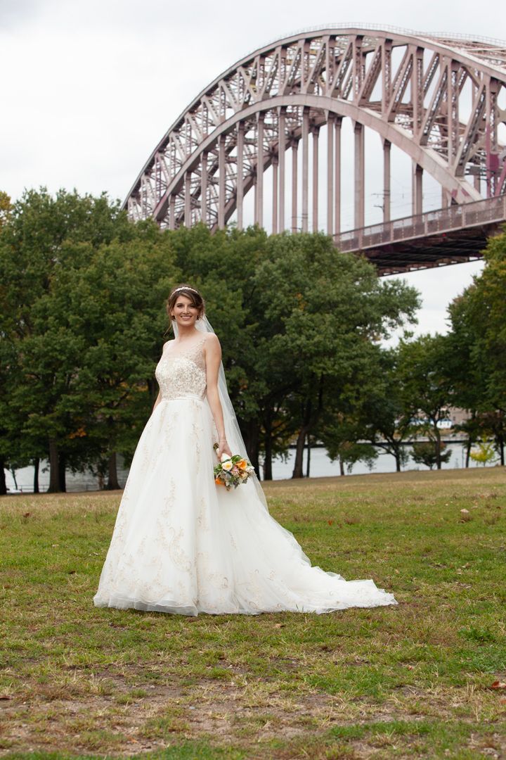Elegant bridal portrait with Hell Gate Bridge in the background.