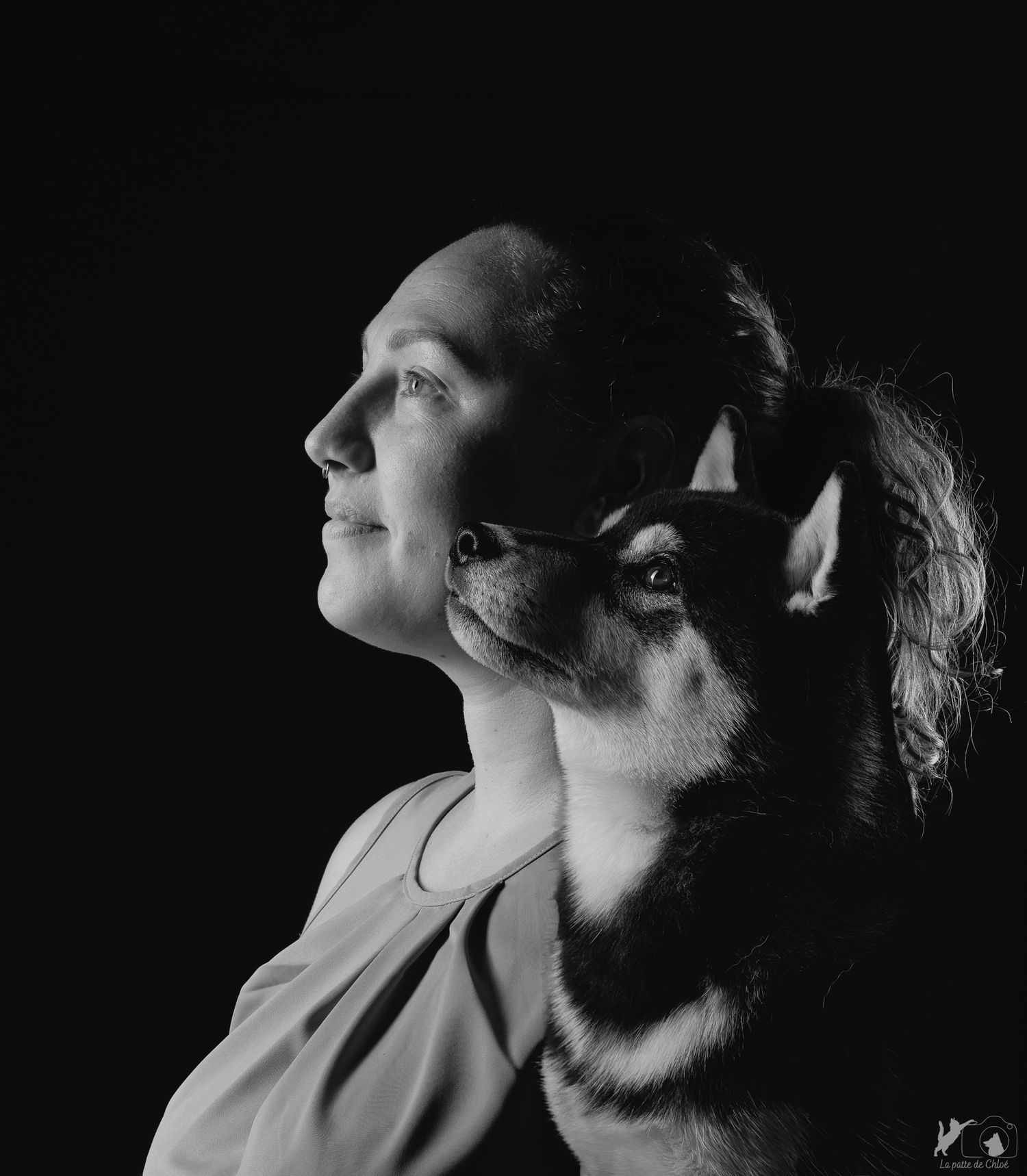 Les intimes, portrait d'une femme et son chien regardant dans la même direction