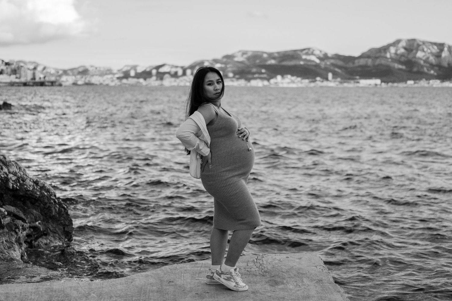 séance photo grossesse à Marseille en bord de mer dans un esprit mode nb au coucher de soleil