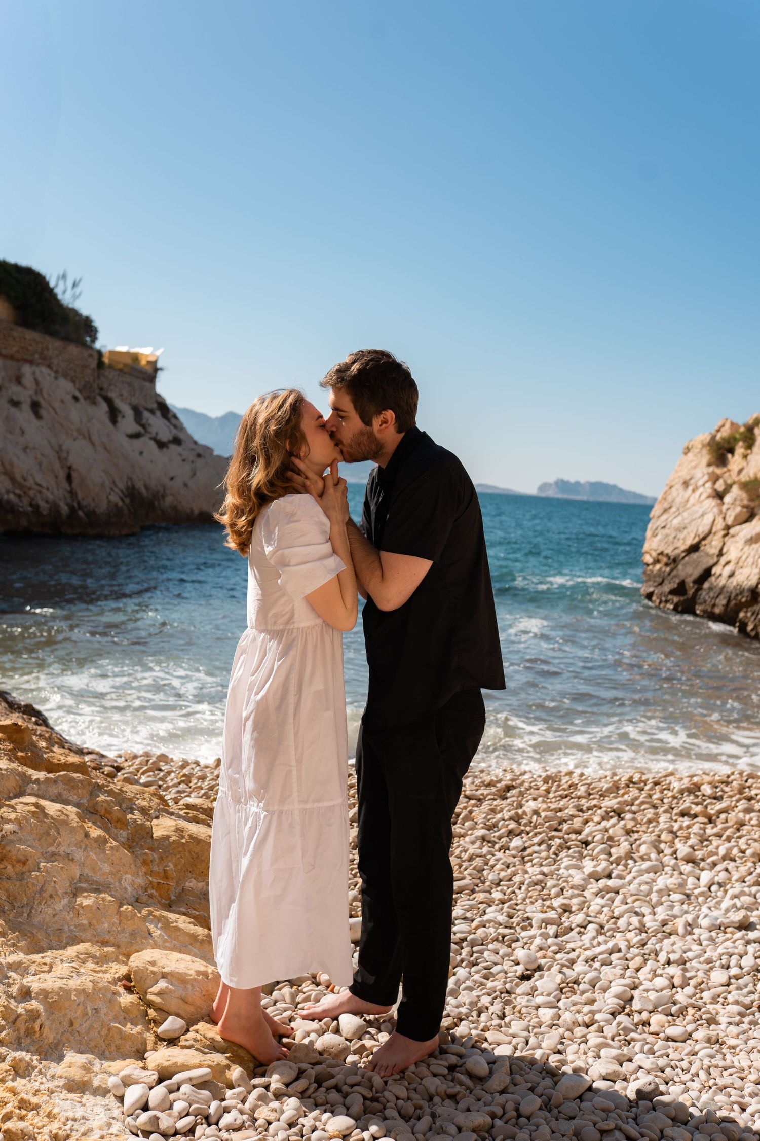 séance photo couple en bord de mer à Malmousque, la position romantique séance engagement