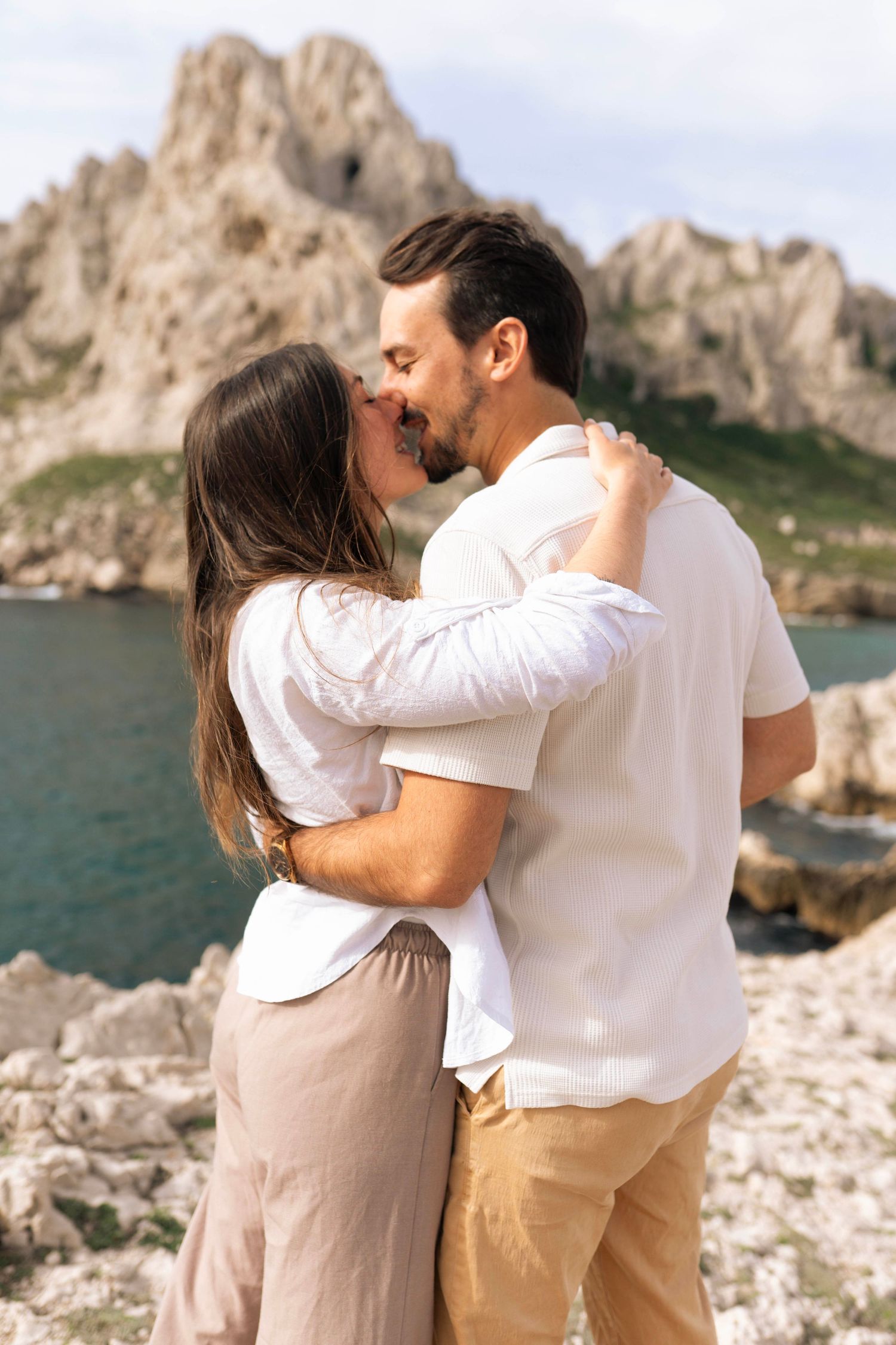 seance photo couple en bord de mer aux Goudes s'embrasse devant les rochers