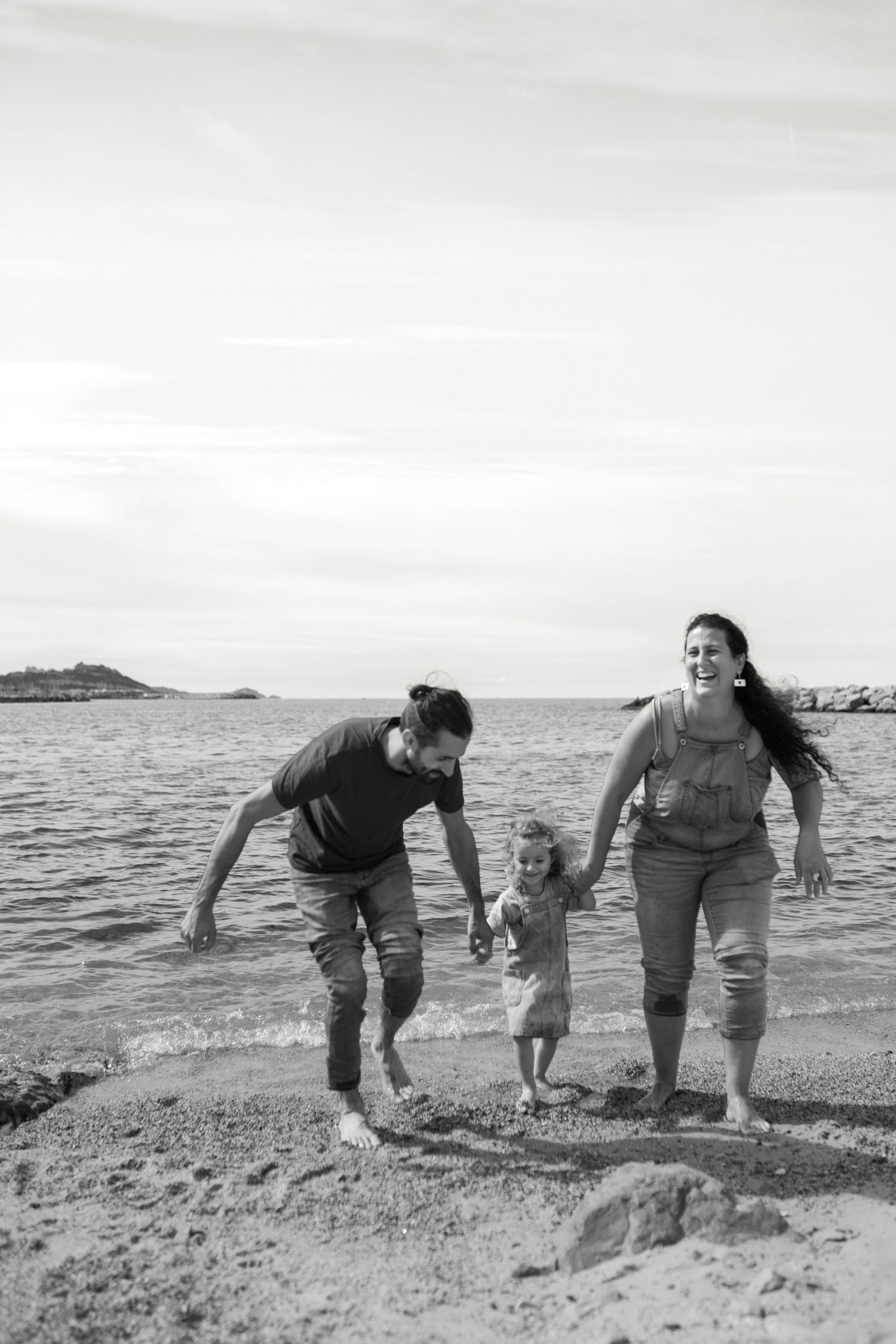 séance photo famille en bord de mer à Marseille sur les plages du Prado, rires, joie et NB
