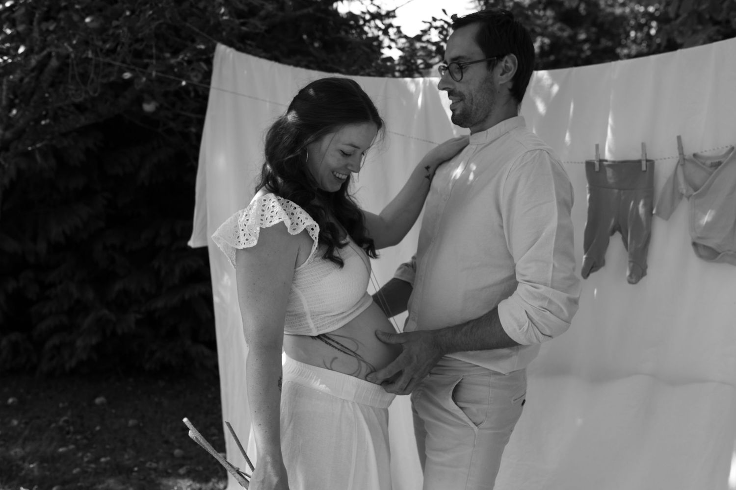 Séance photo grossesse avec un couple amoureux en extérieur esprit champêtre mode à marseille